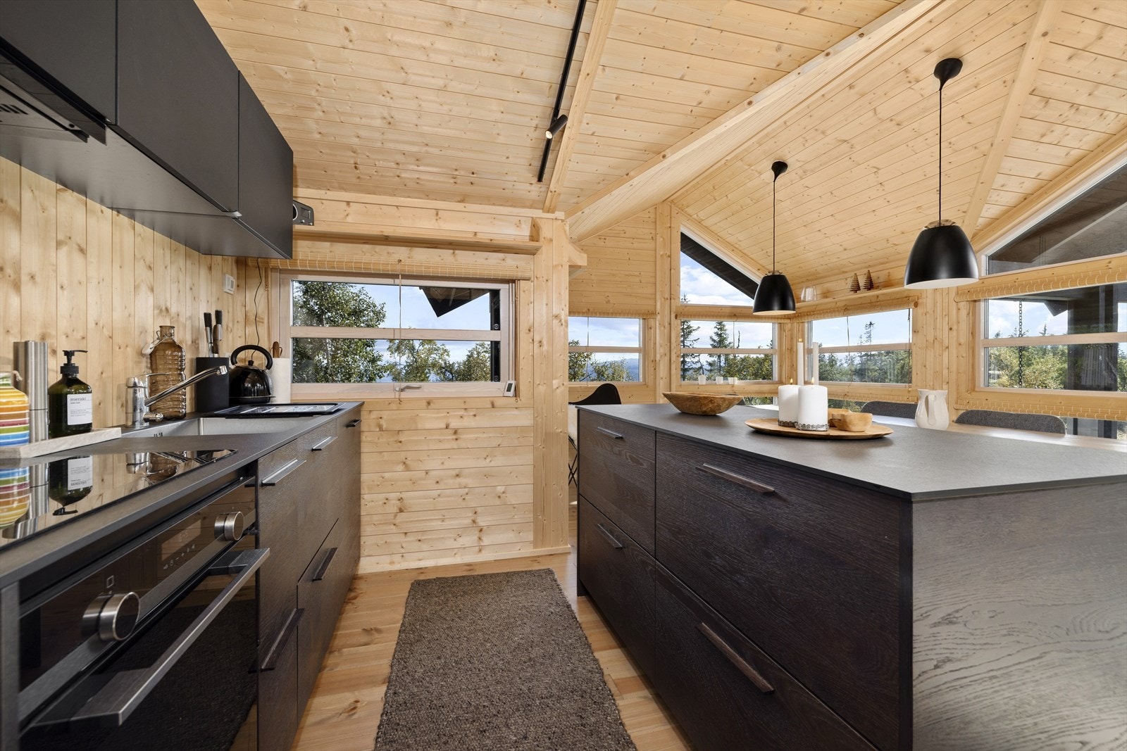 Innredningen har effektive arbeidsflater med stor kjøkkenøy. Galleribilde