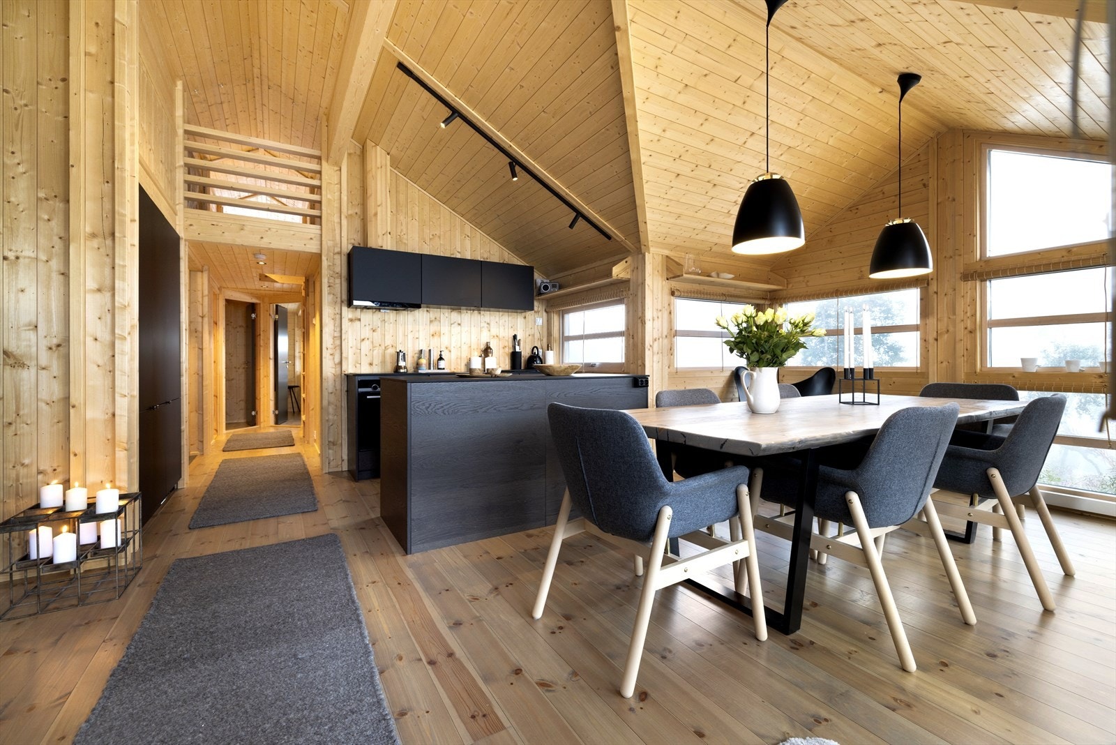 Den åpne løsningen gir en flott romfølelse. Galleribilde