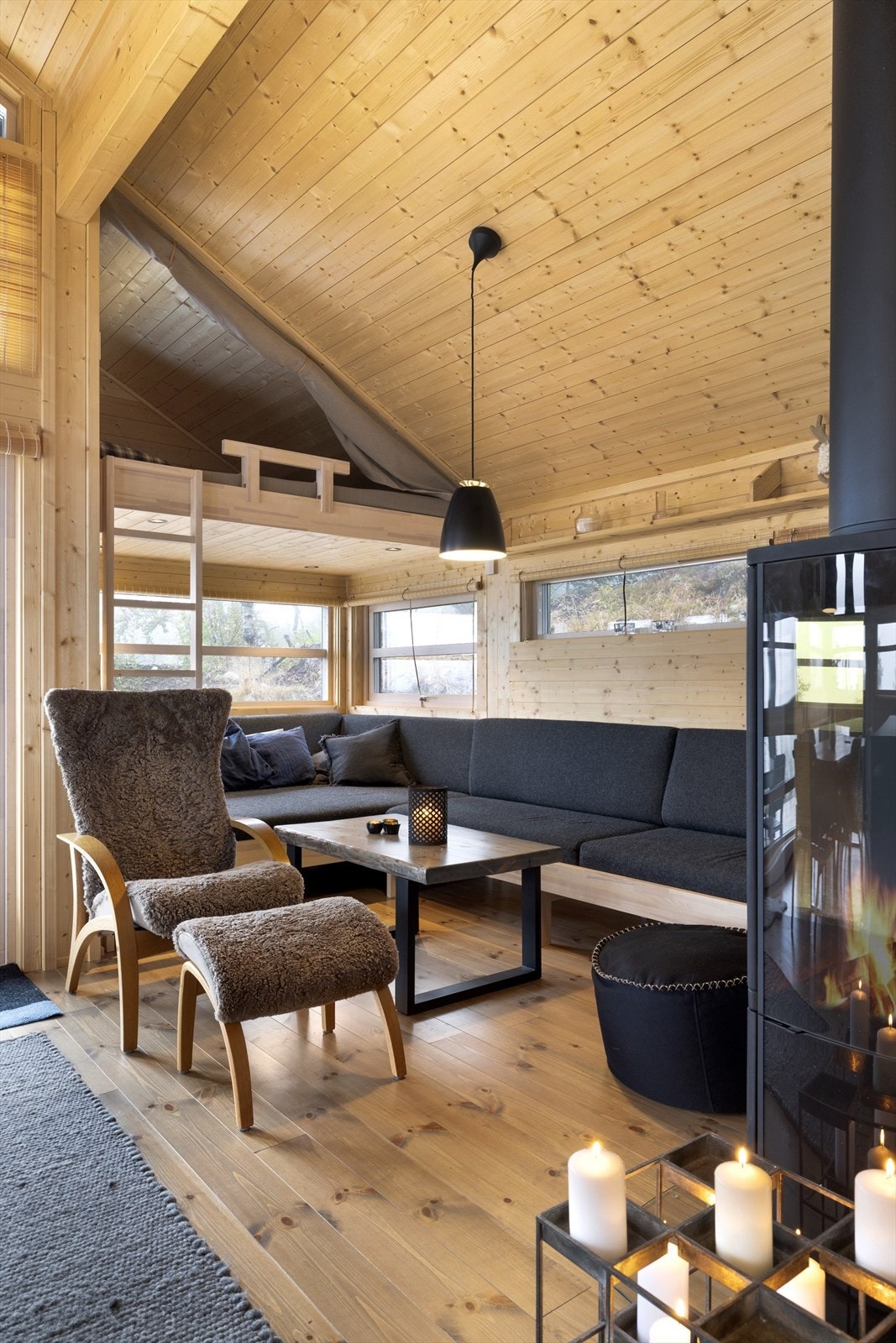 Stuen har plassbygget sofa, samt hemsløsning. Galleribilde