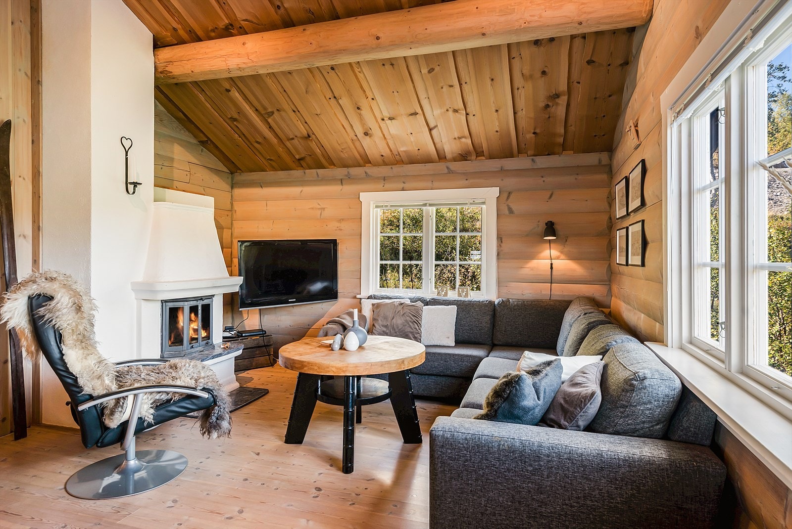 Hyggelig TV-krok med peis. Galleribilde