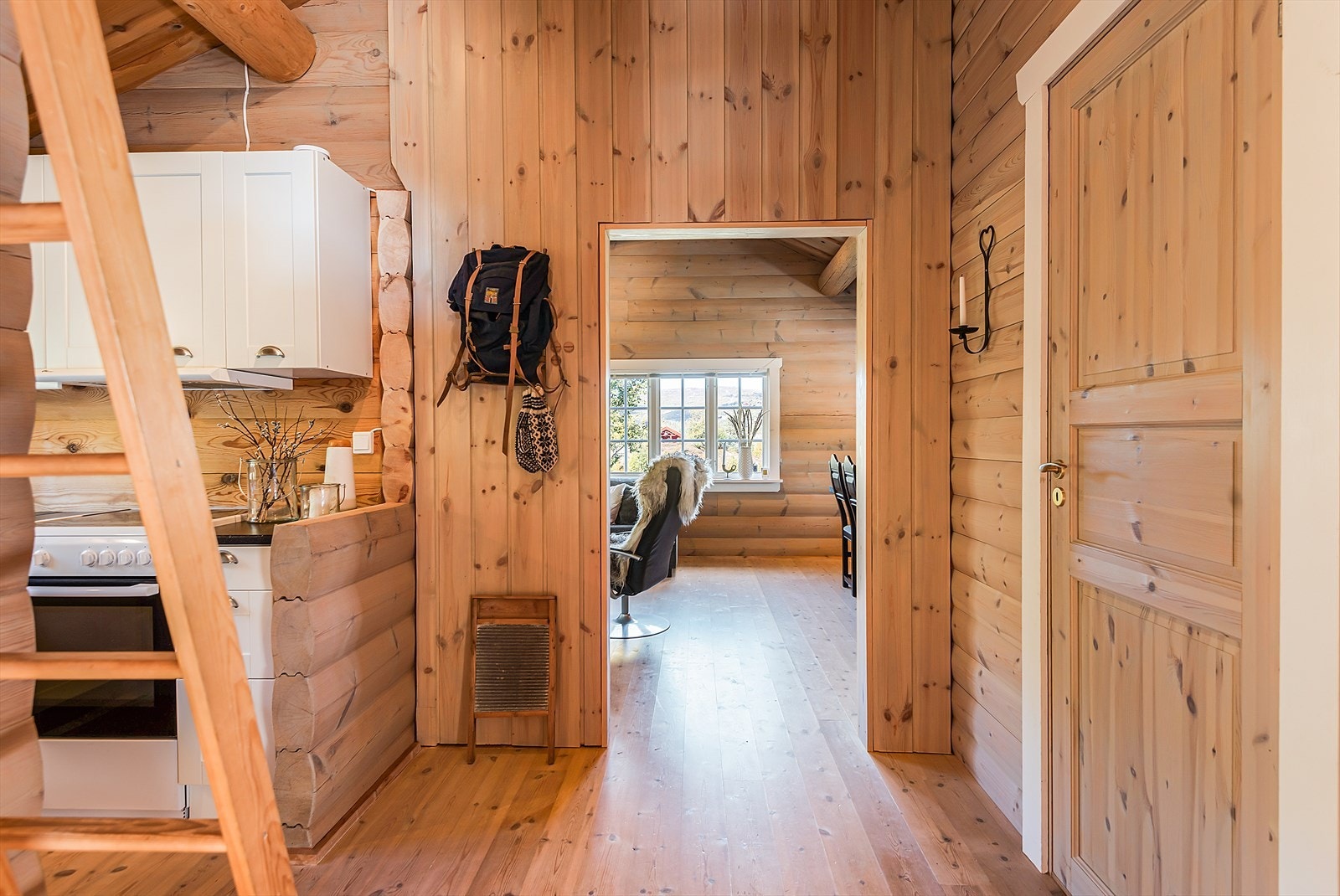 Kjøkkensone i åpen løsning mot gangen. Galleribilde