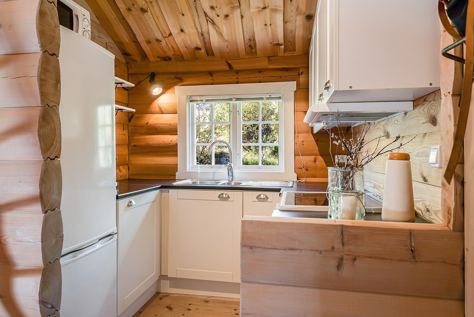 Kjøkken med lys innredning fra Epoq. Galleribilde