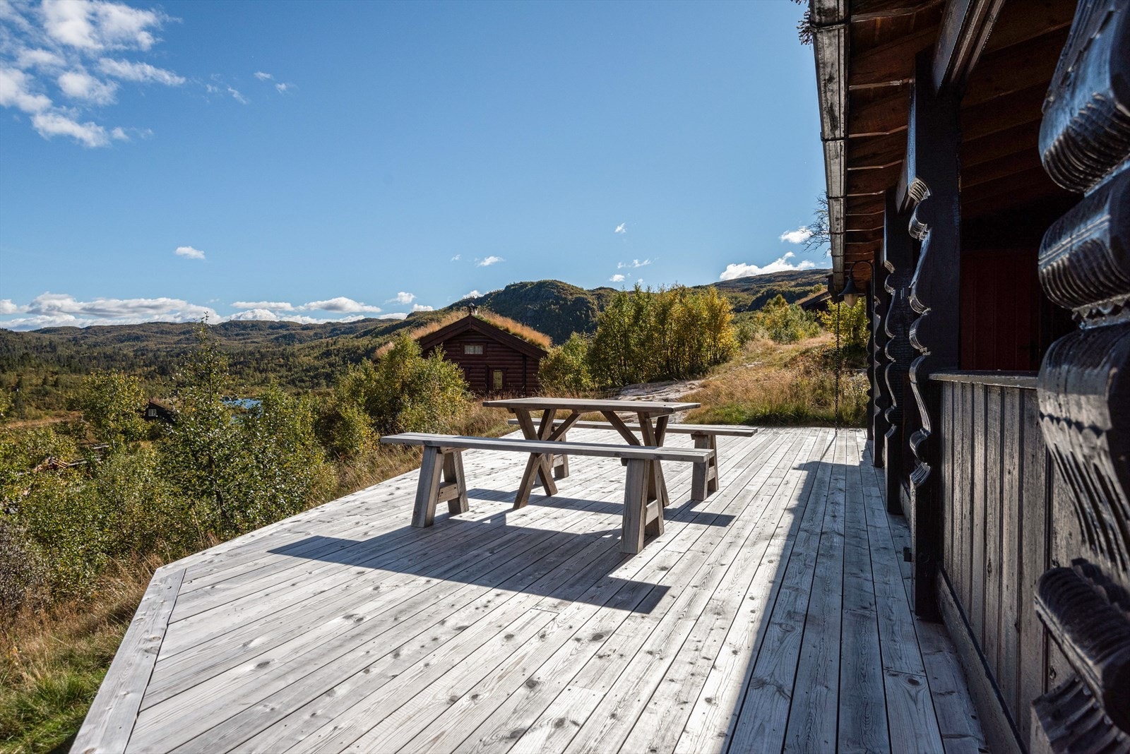 Stor og herlig terrasseplatting med god plass til utemøbler og bålpanne. Galleribilde