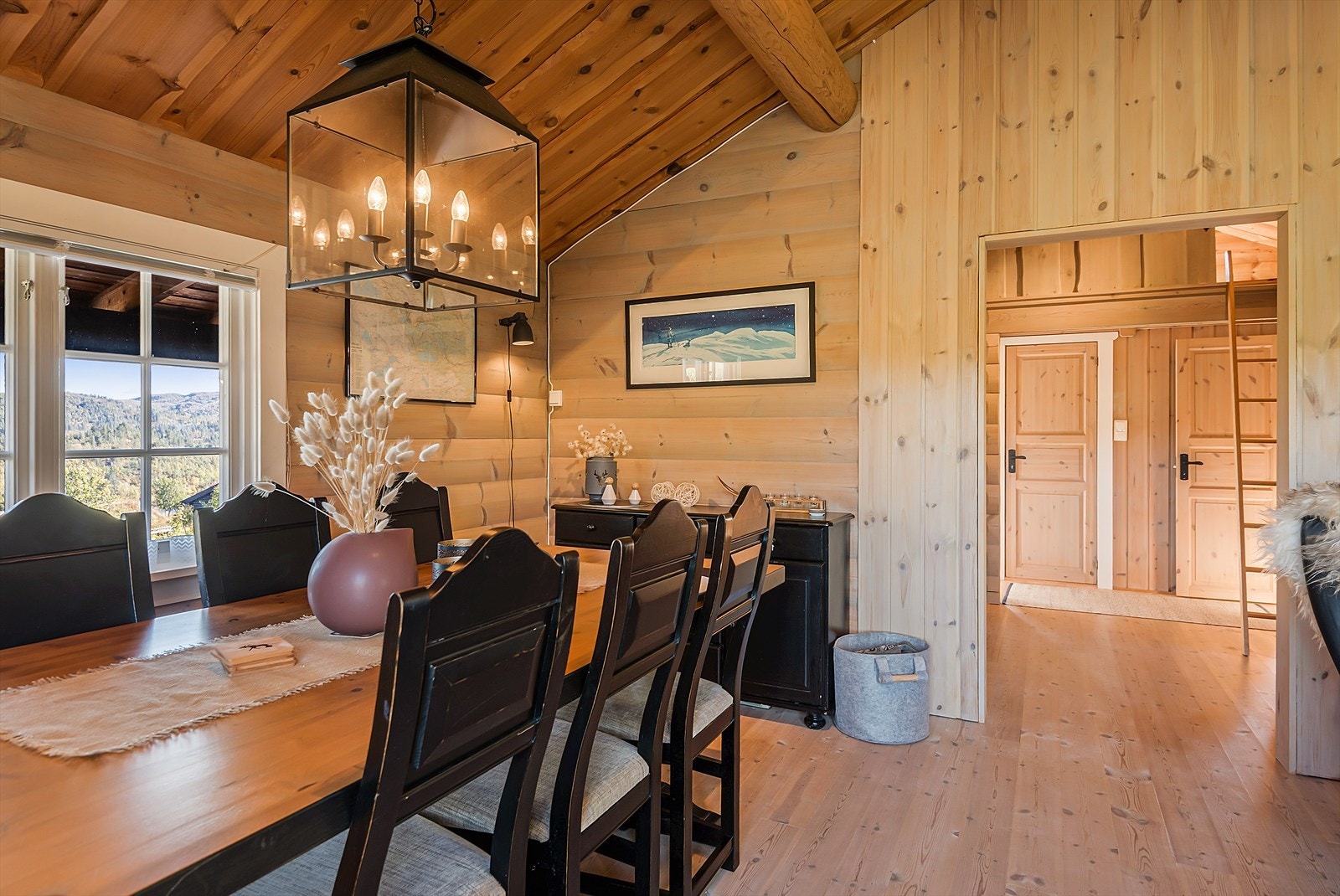 Bred dørkarm som gir god kontakt mellom rommene. Galleribilde