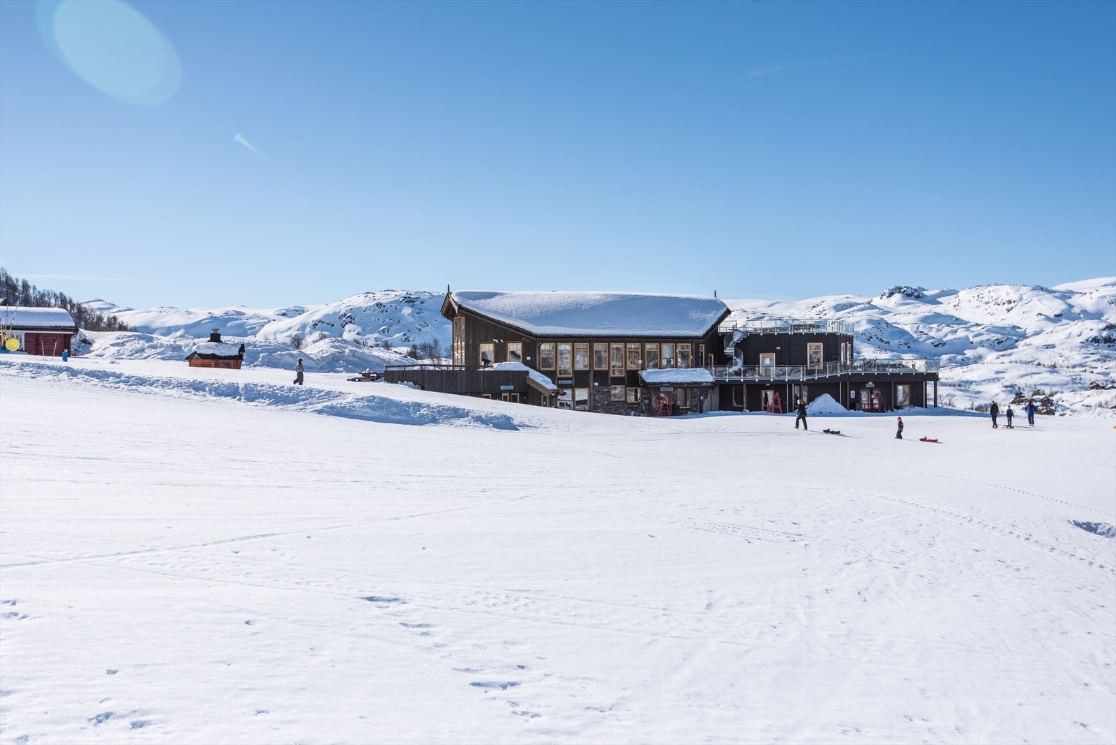 Skisenteret har varmestue med spisested (alle rettigheter) og sportsbutikk. Galleribilde