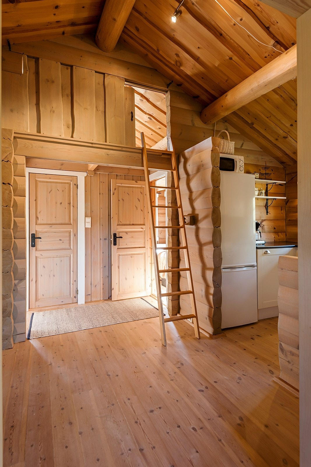 Fra gang/kjøkken er det trappestige opp til hemsen. Galleribilde