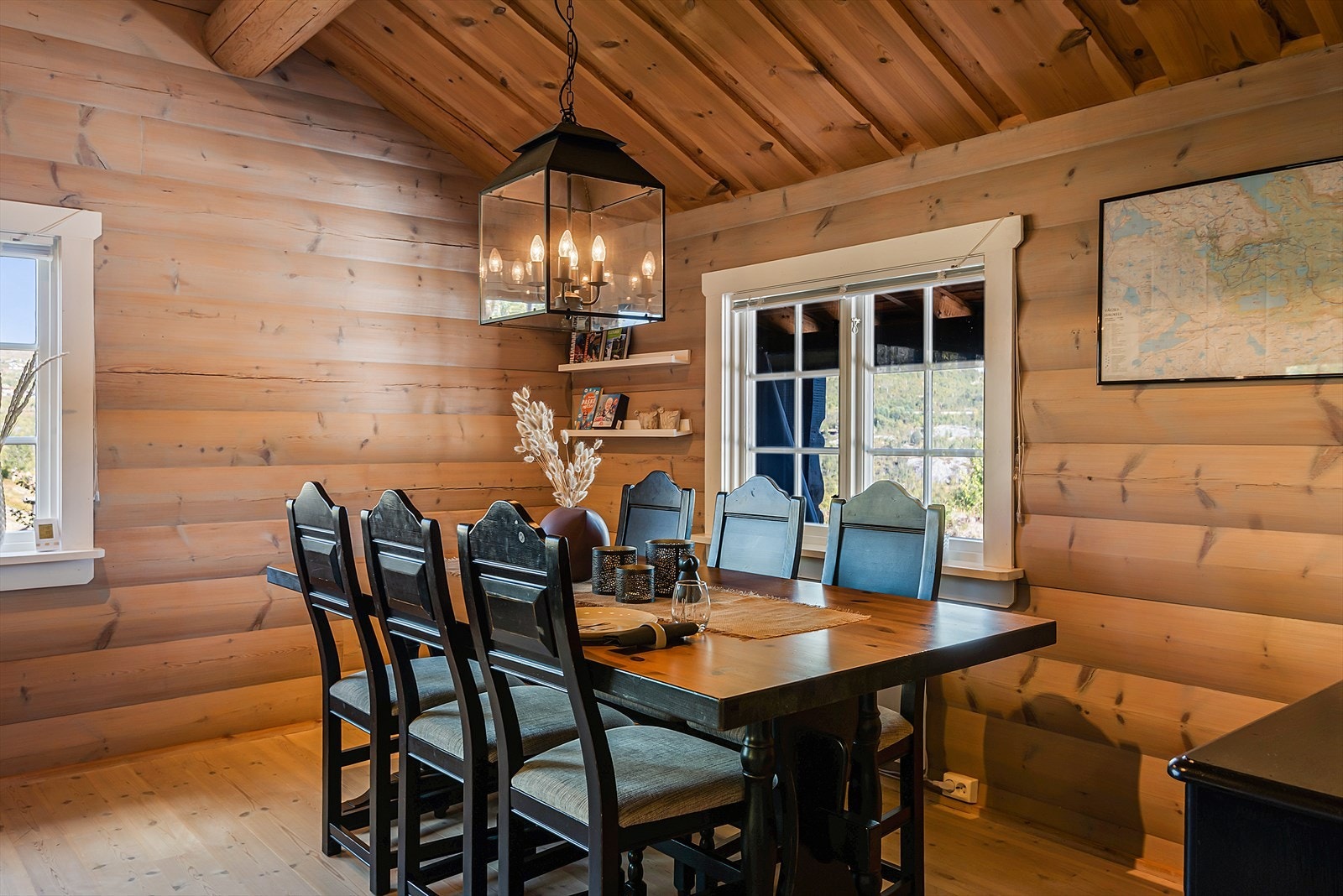 Utsikten kommer inn fra alle kanter i stua. Galleribilde