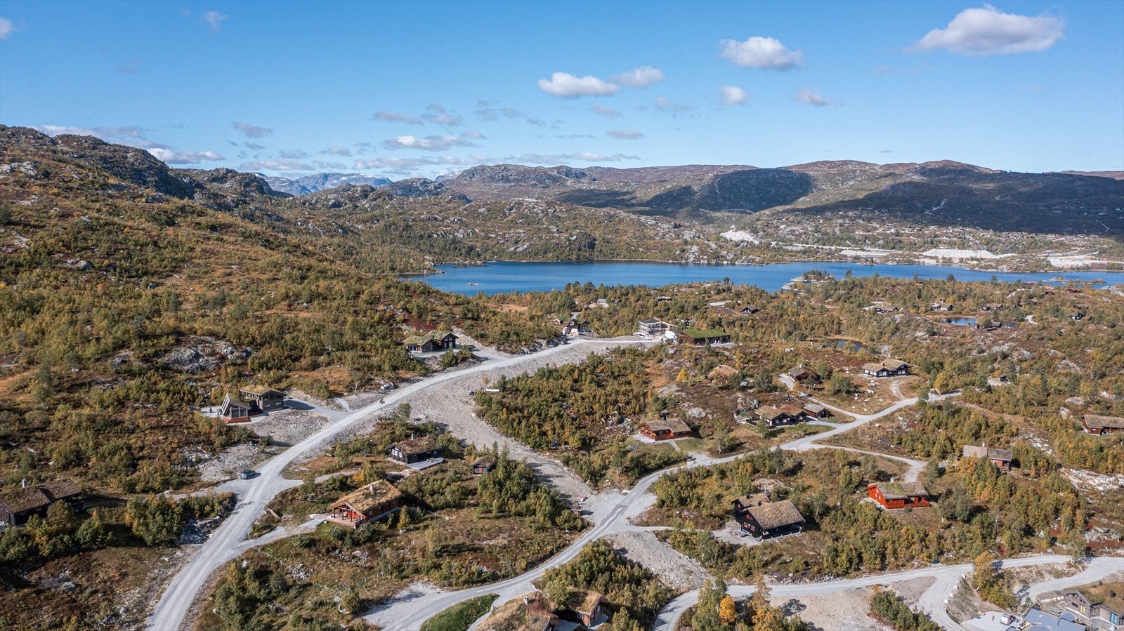På sommeren kan man benytte kano eller båt på Arbuvatnet. Om vinteren kjøres det skiløyper på det islagte vannet. Galleribilde