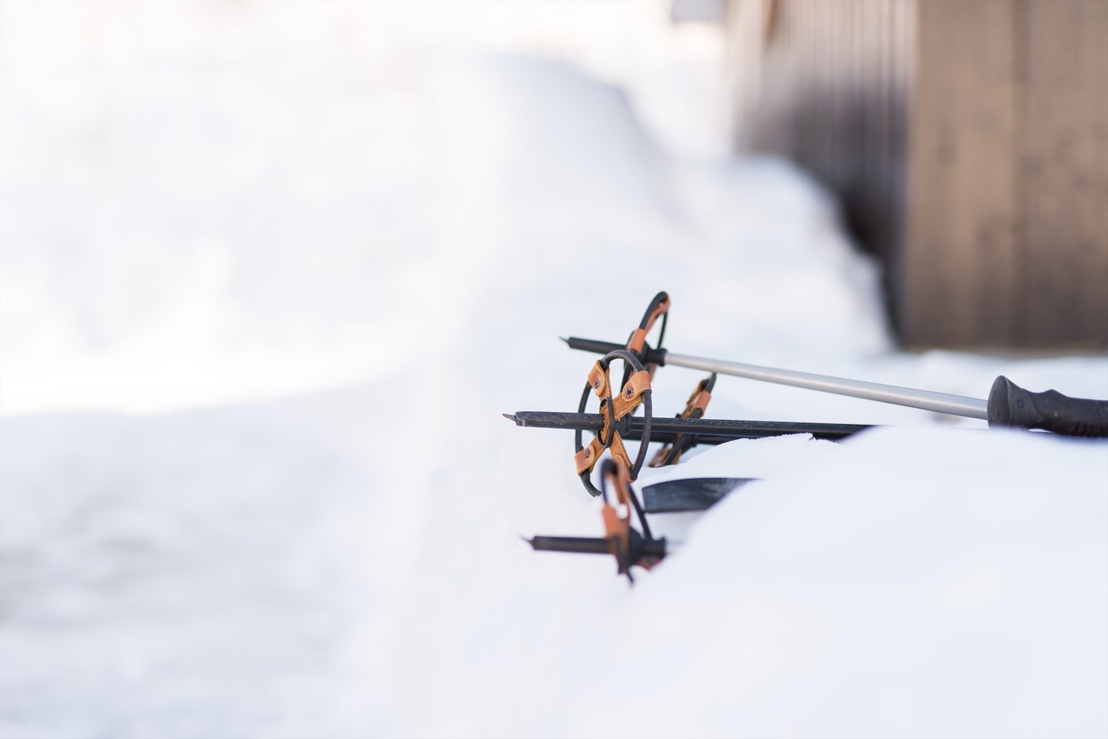 Spenn på skiene ved hytteveggen! Galleribilde