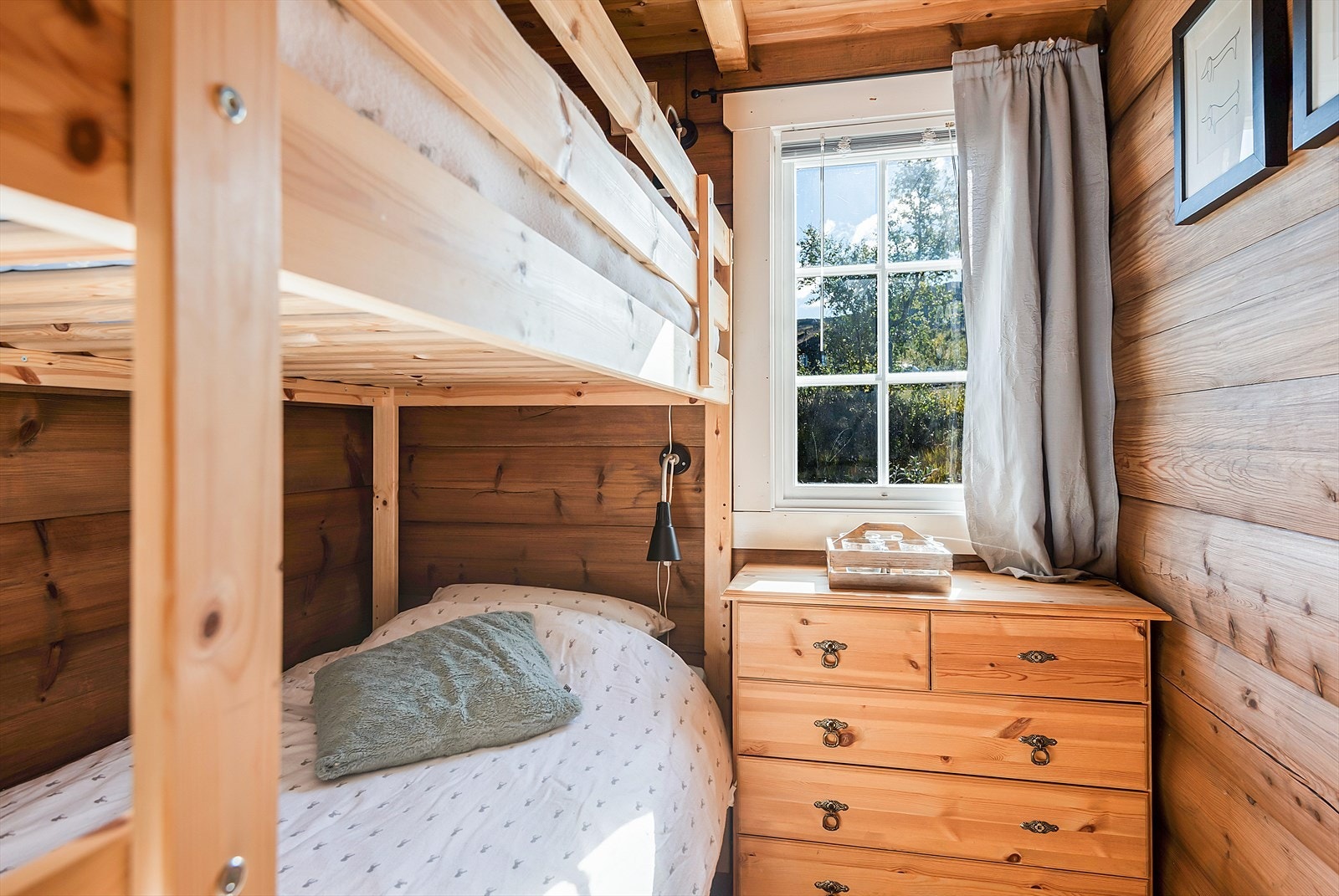 Soverom nr. 2, pt innredet med køyeseng. Galleribilde