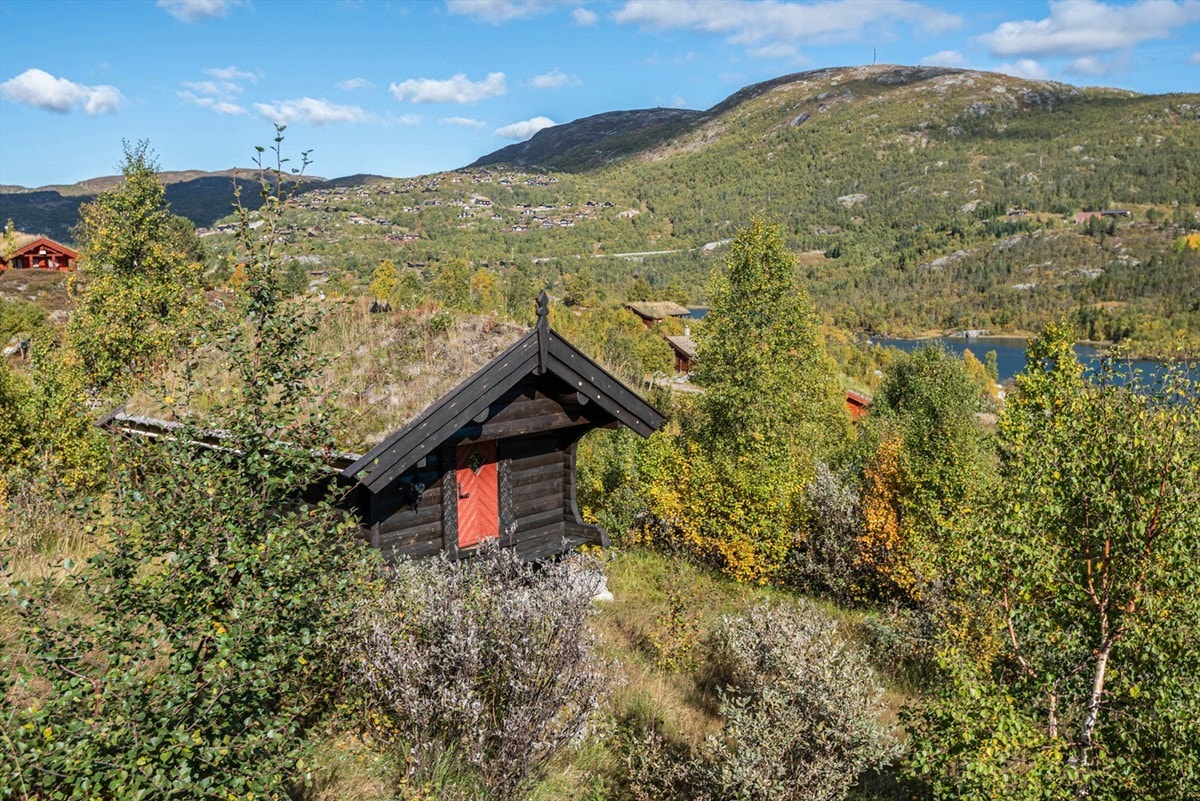 Like nedenfor hytta er det oppført et sjarmerende anneks i stabburstil. Galleribilde