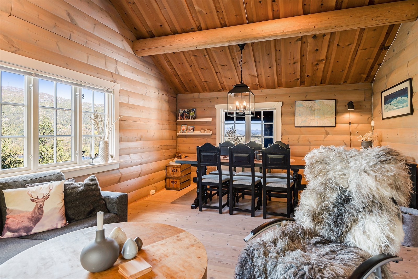 Koselig og lun stue med mønet tak og solide dimensjoner. Galleribilde