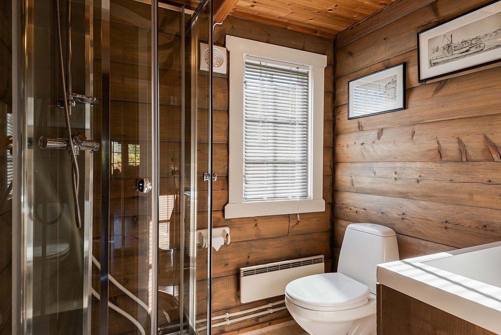 Bad med dusjkabinett, klosett og servant/baderomsinnredning. Galleribilde