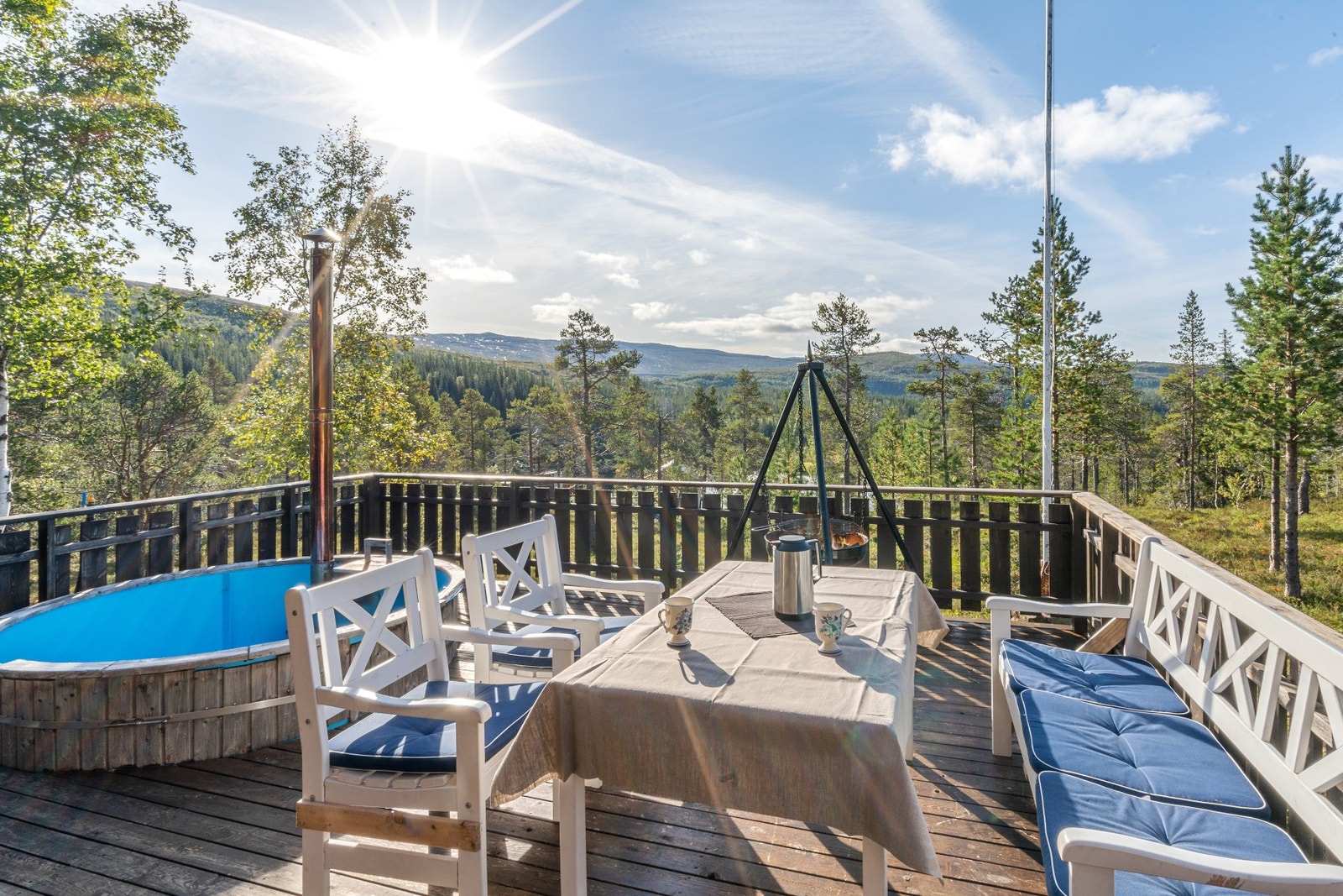 Fra terrassen har du en pen utsikt mot Sesseltjønna og lang solgang på sommerstid. Galleribilde