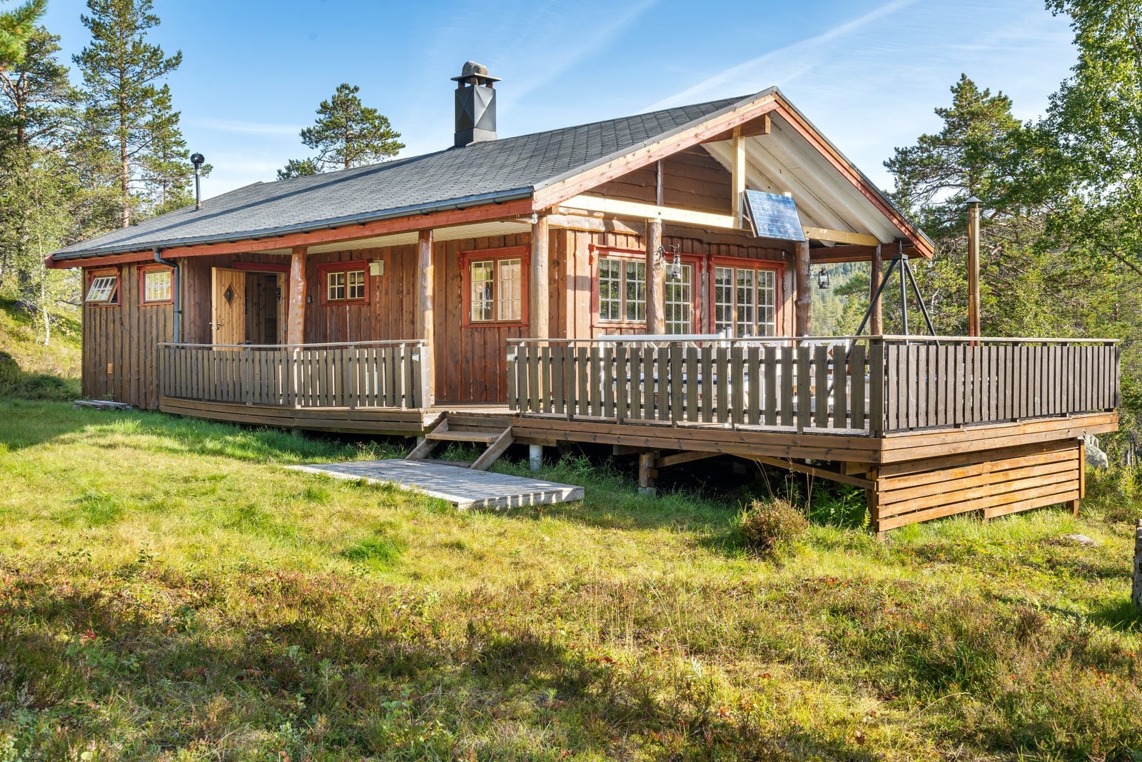 Her har du en klassisk fjellhytte i høyden ved vakre Sesseltjønna. Galleribilde