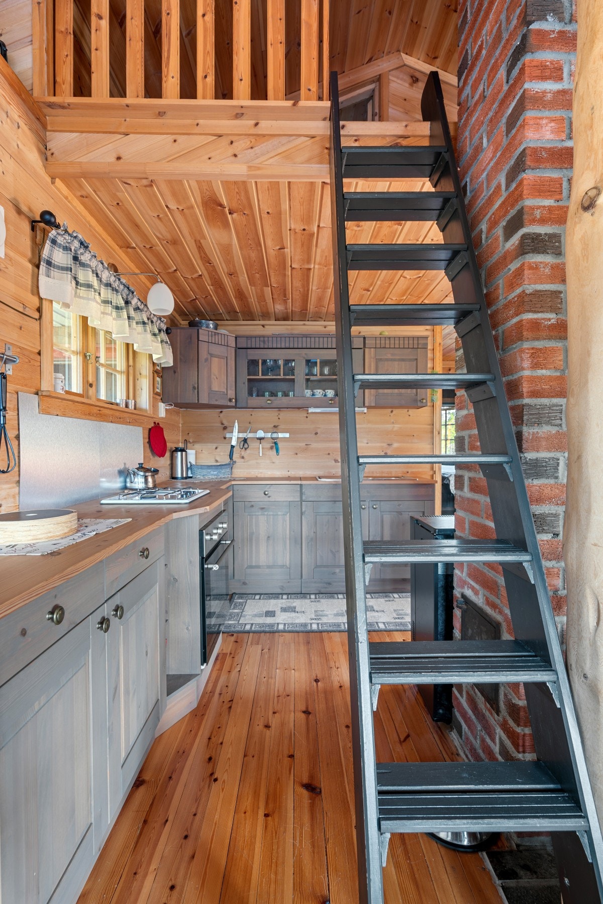 Adkomst til hems med soveplasser. Det gjøres oppmerksom på at hemsen ikke er et godkjent soverom grunnet manglende rømningsveg og for lav takhøyde. Galleribilde