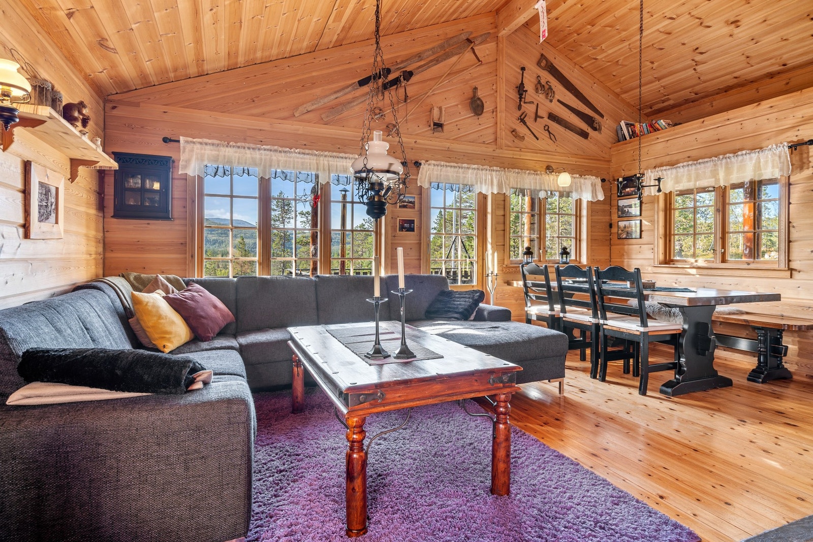 Fra stuen har du adkomst til en romslig terrasse med badestamp og flott utsikt mot Sesseltjønna. Galleribilde