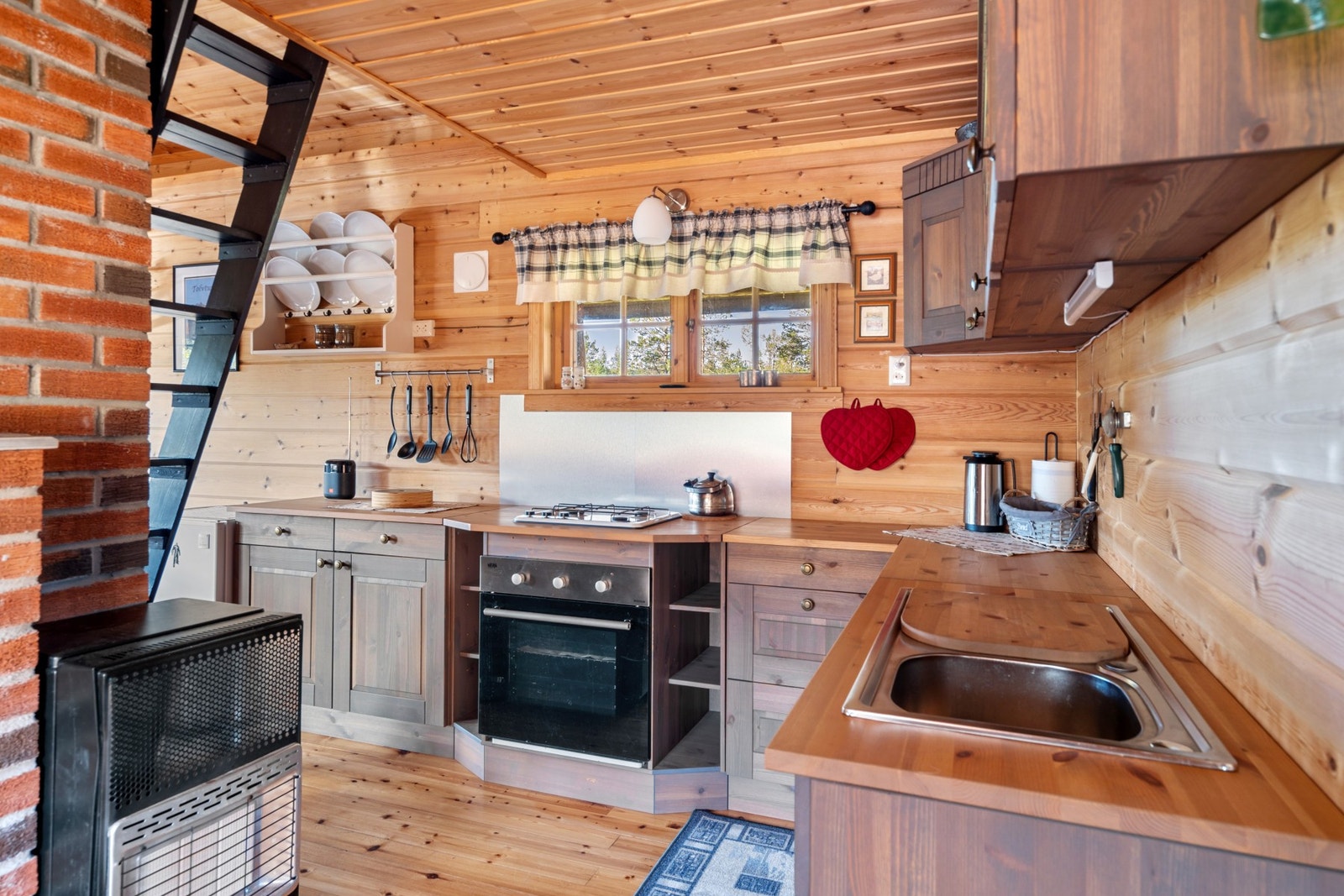 I 2012 ble det satt inn ny kjøkkeninnredning fra Saga med beiset profilerte fronter, heltre benkeplater med nedfelt vask og koketopp på gass. Galleribilde