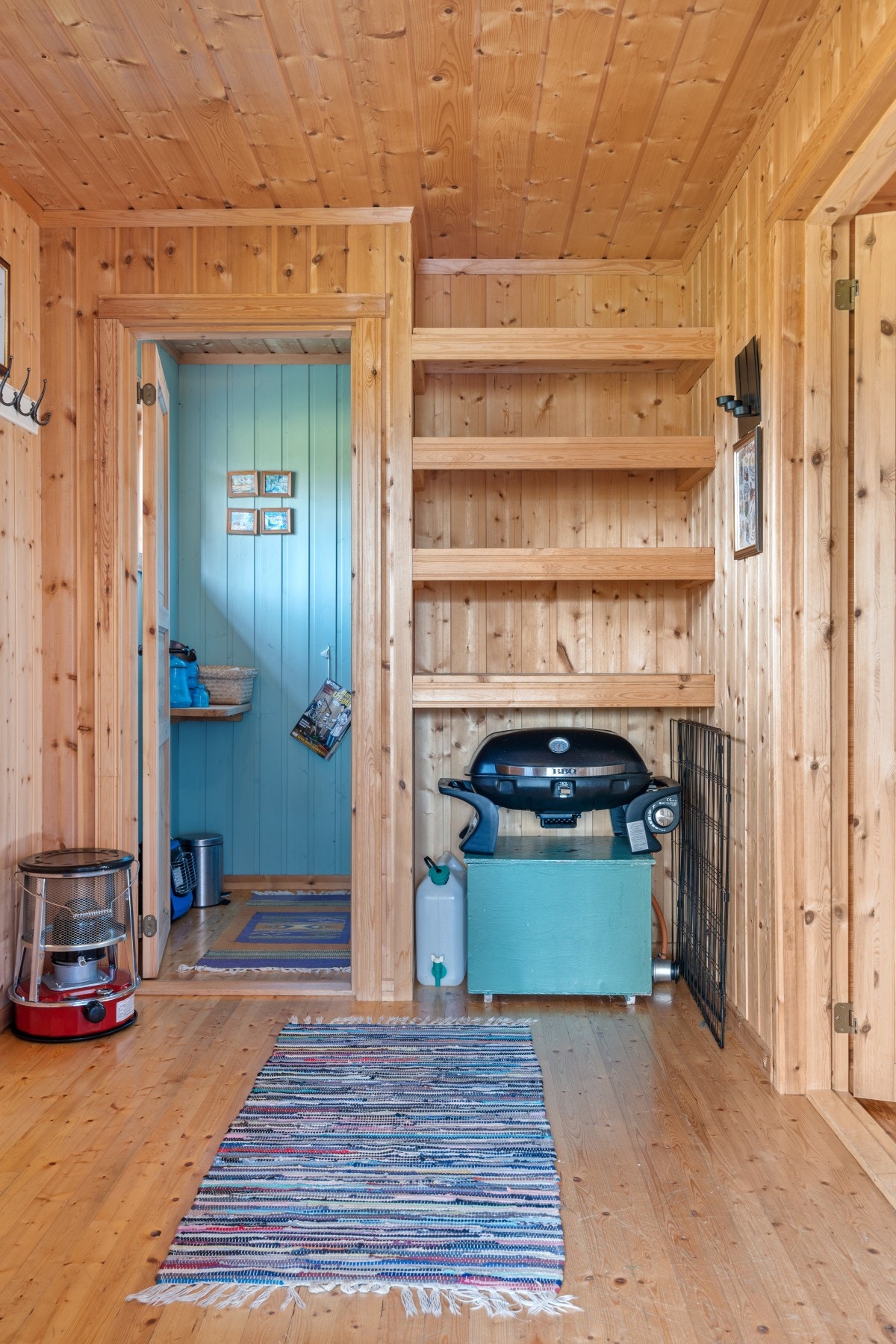 Velkommen inn! Her kommer du inn til en romslig entré med god plass til klesoppbevaring og skotøy. Galleribilde