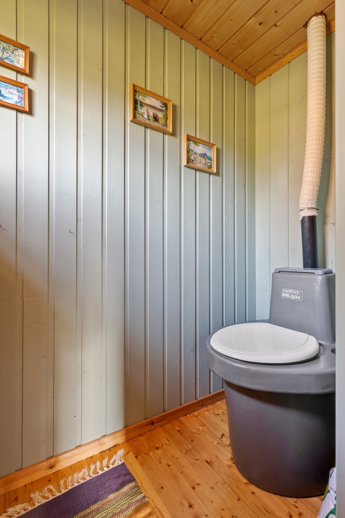 I området er det ikke tillatt med innlagt vann iht. til Vefsn kommunes reguleringsplan, her har de gått for en løsning med biotoalett. Galleribilde