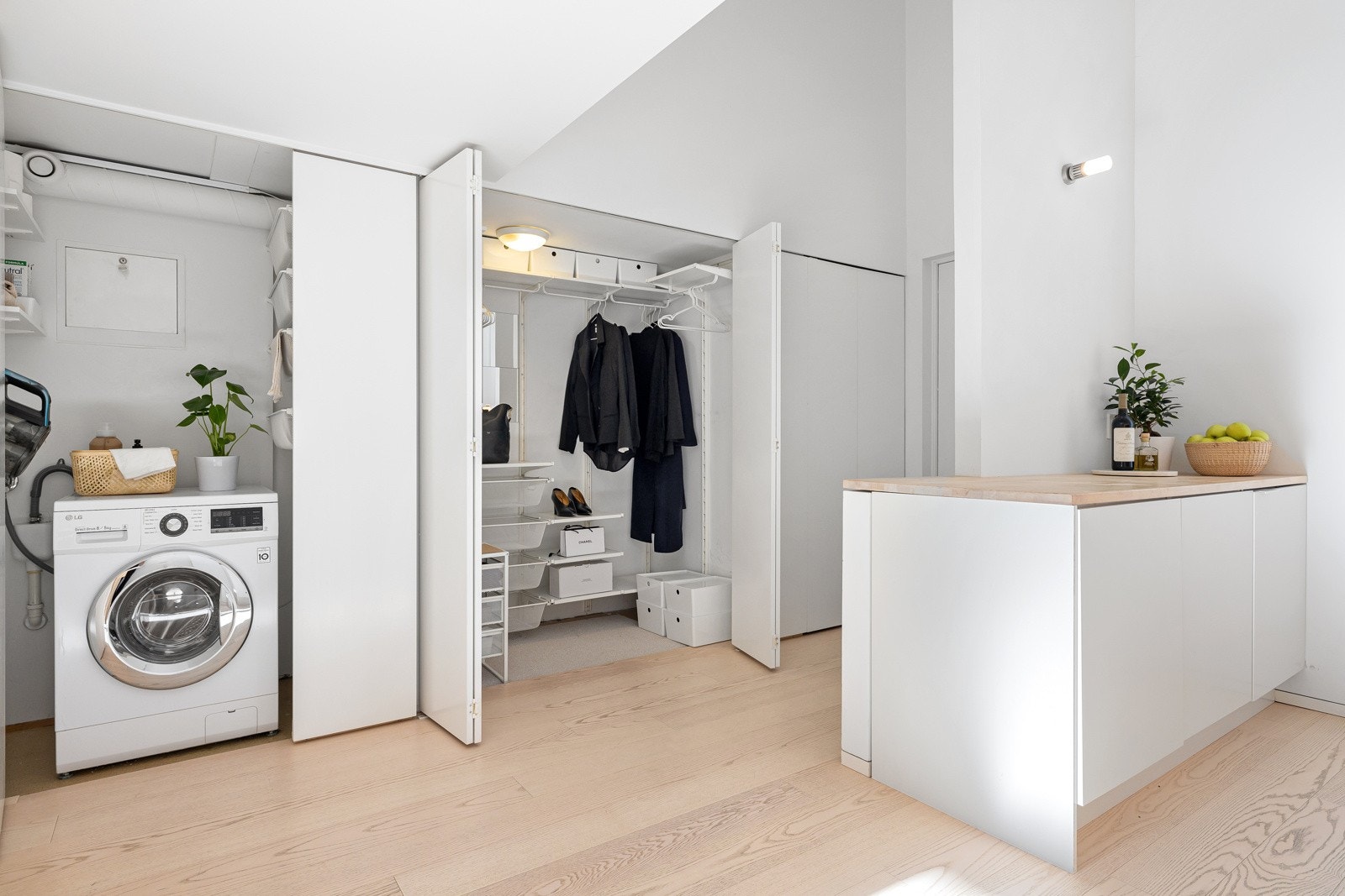Arkitekten har bygget eget vaskerom, smarte plassbesparende løsninger gjennomgående, med mye lagringsplass Galleribilde