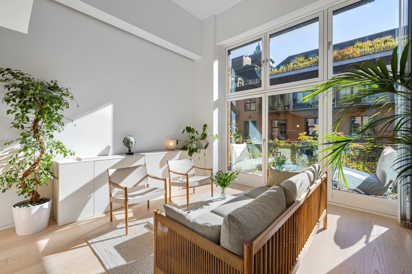 Åpen og stilren stue med store vindusflater som slipper rikelig med naturlig lys inn. Galleribilde