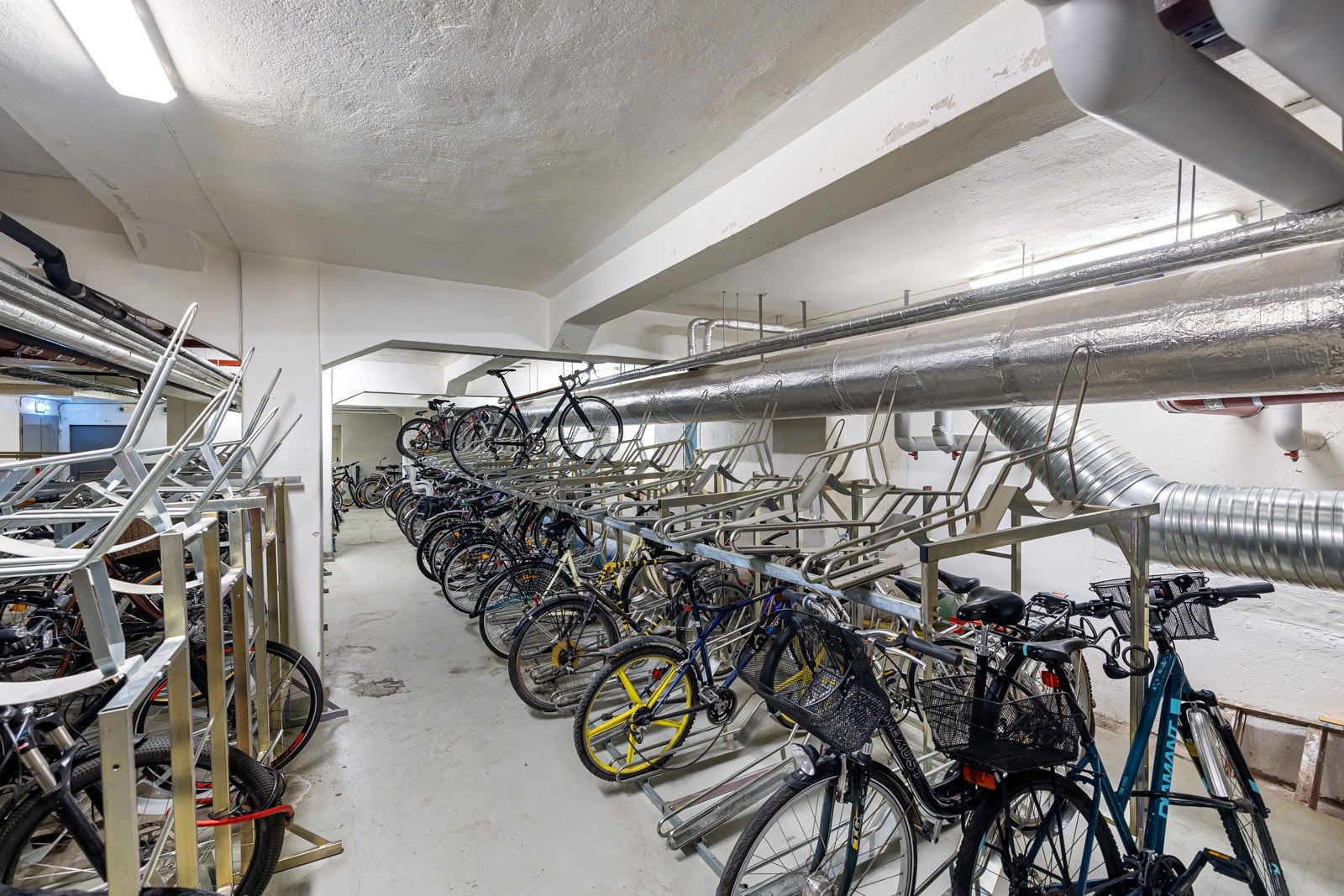 Sykkelparkering i kjelleren. Galleribilde