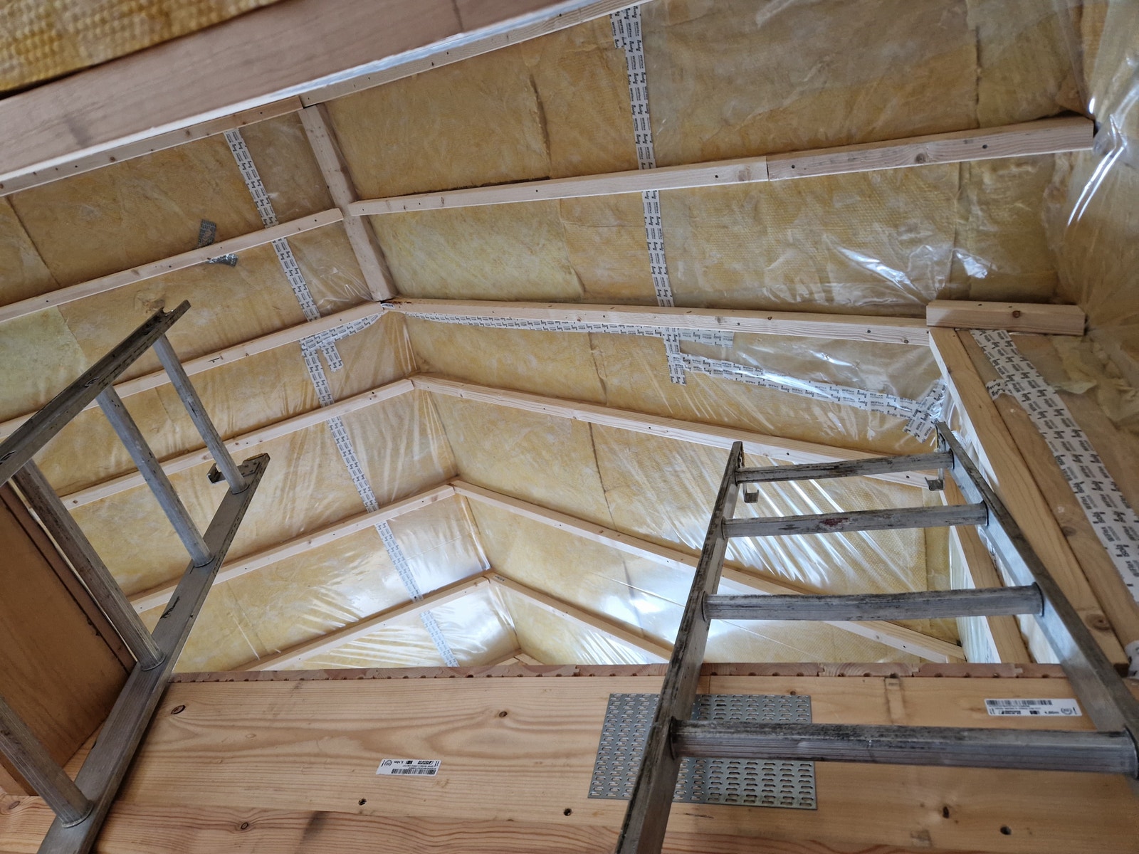 Her er gulv lagt i 2 etg. Isoleringen er ferdig, klart for panel. Galleribilde