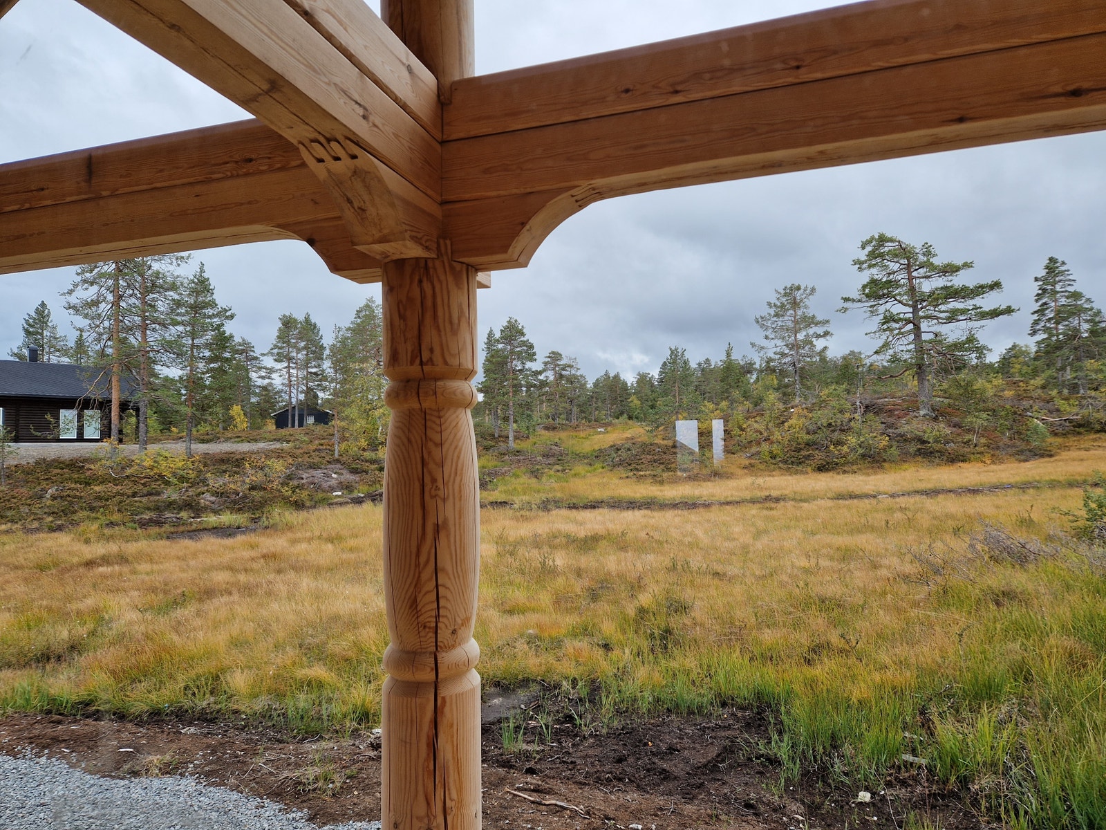 Her kommer skiløypa like ved hytte veggen. Det kan bli god underholdning å følge med skikjørerne her. Galleribilde