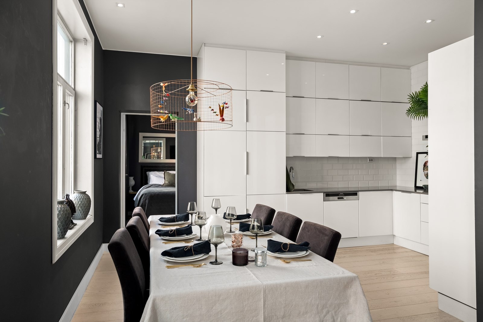 Spisestue i åpen løsning mot kjøkkenet Galleribilde