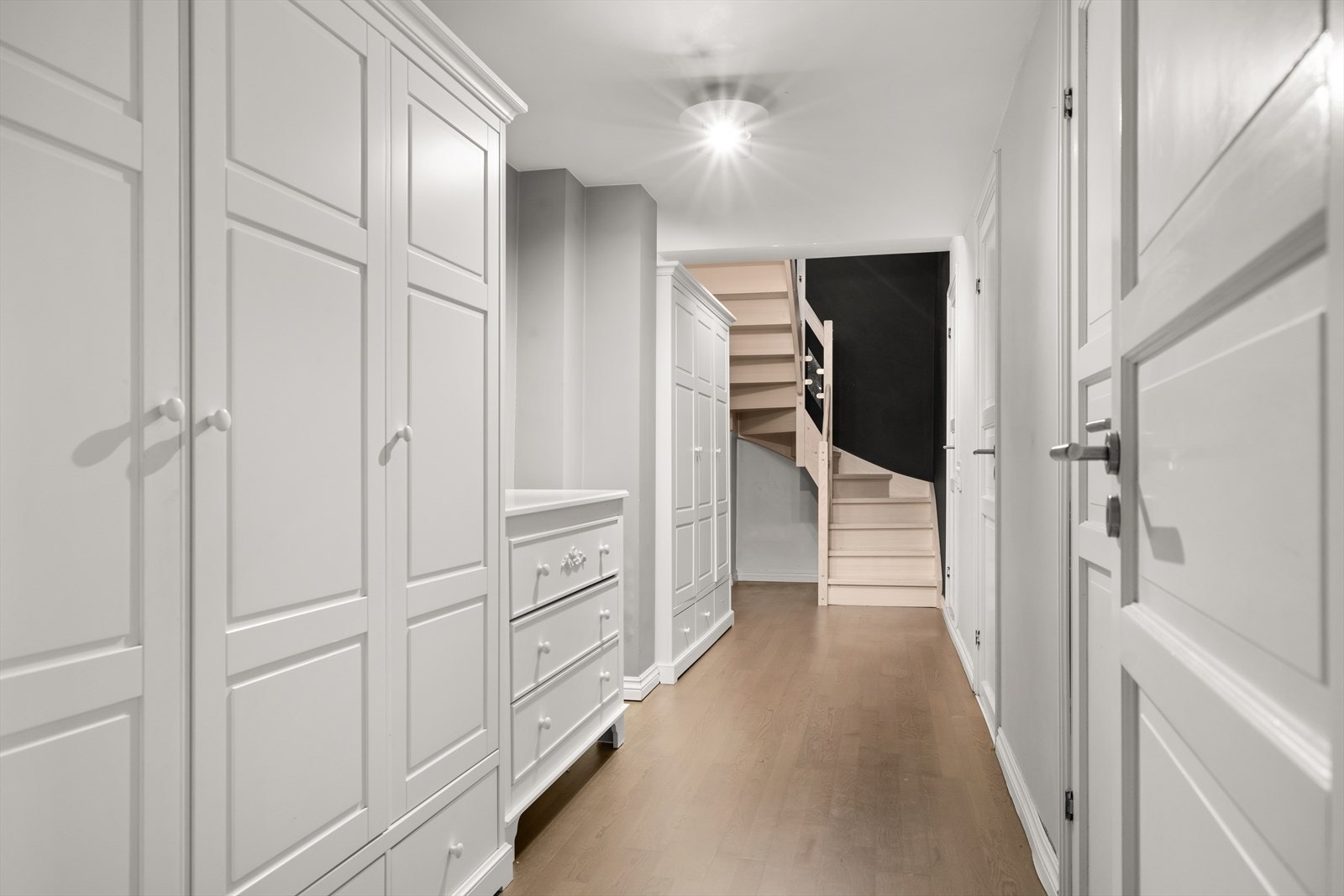 Underetasje med god plass til garderobe og oppbevaring Galleribilde