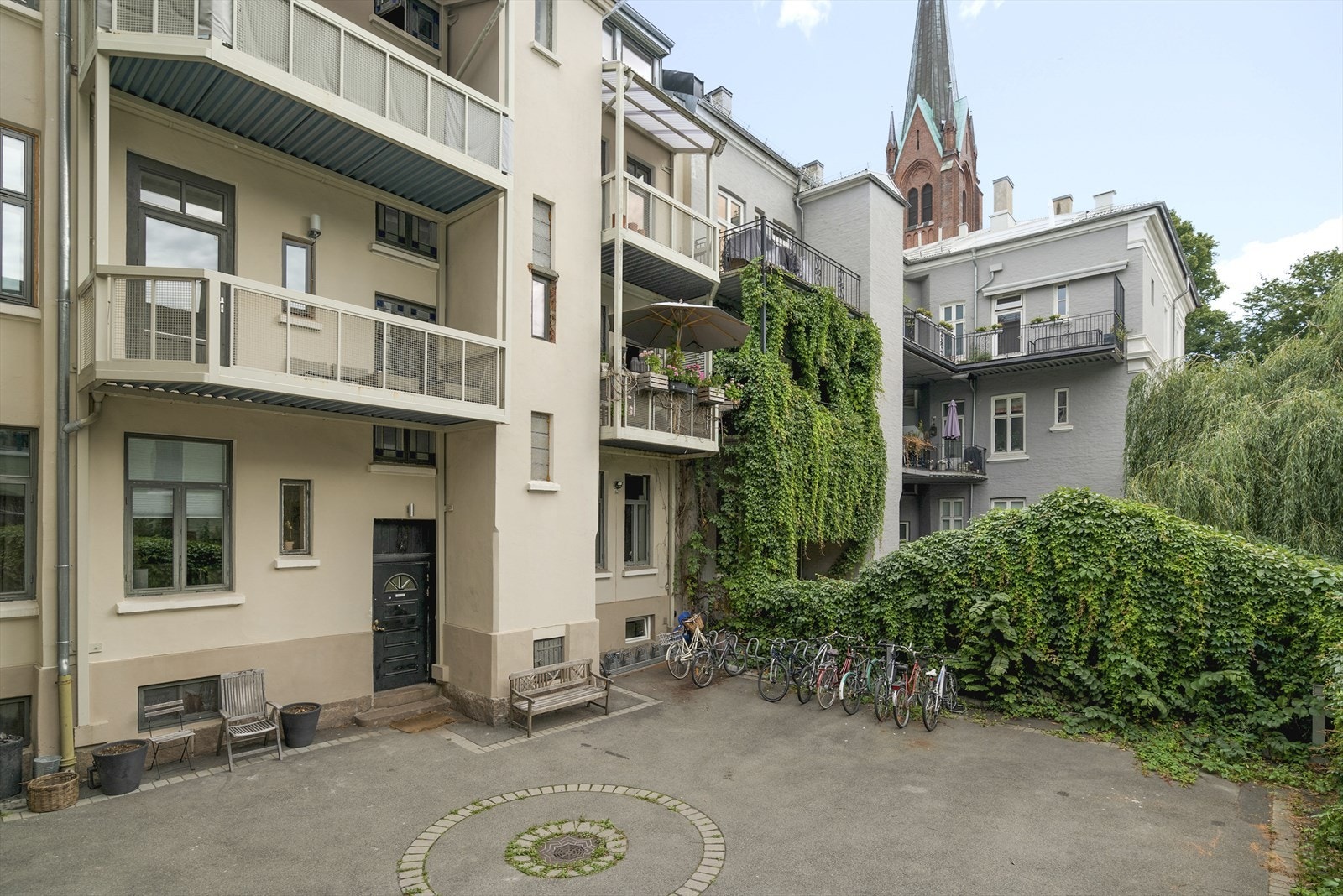 Hyggelig bakgård med sykkelparkering Galleribilde