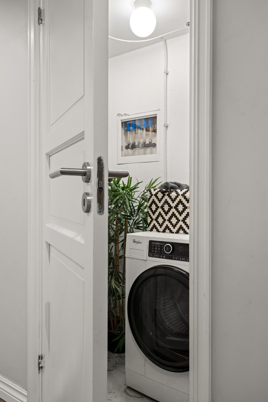 Praktisk vaskerom i kjeller Galleribilde