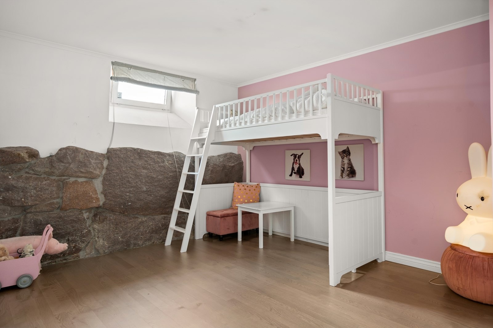 Rommet som idag benyttes som soverom er byggemeldt Trimrom/Allrom, ikke bruksendret. Galleribilde