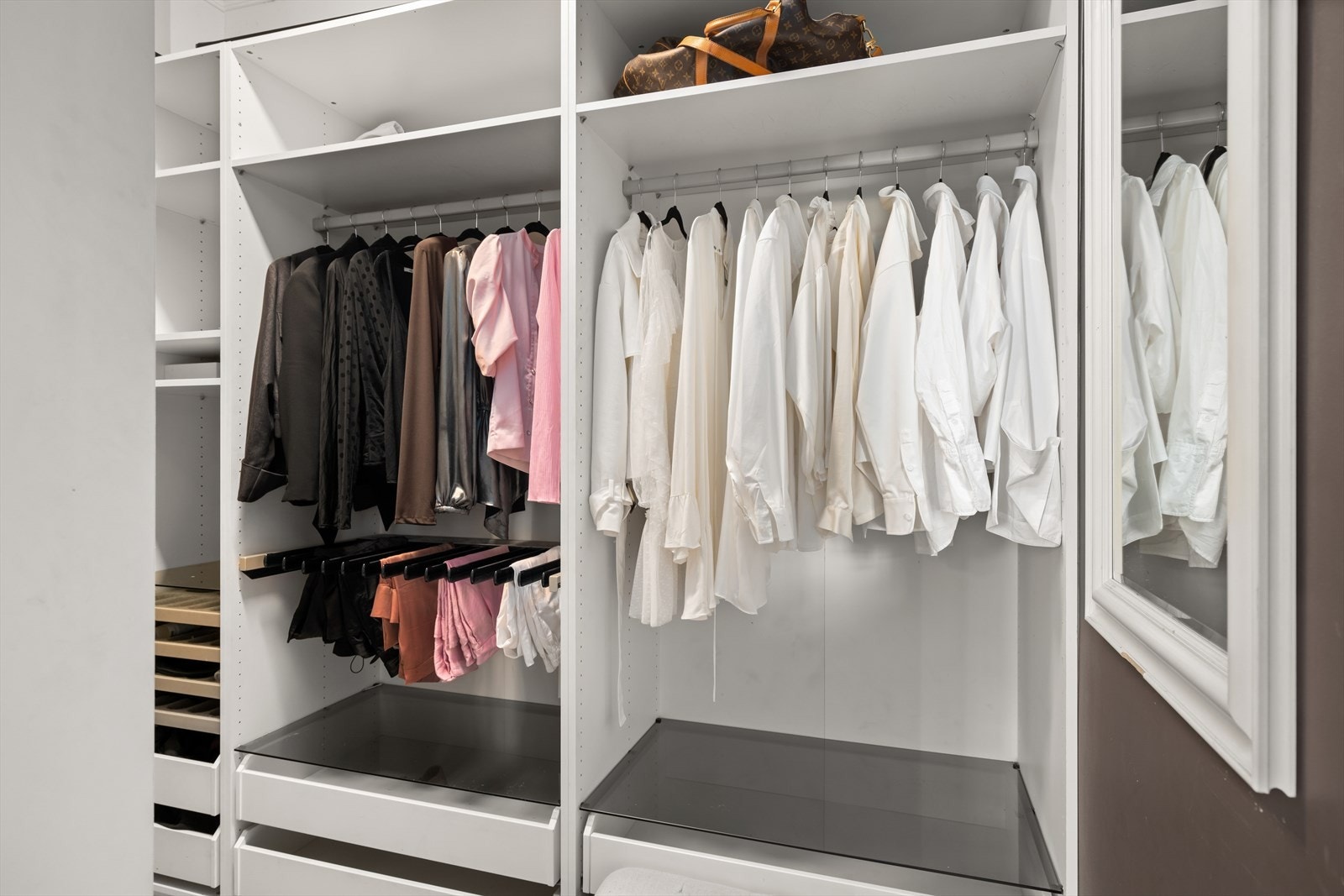 Omkledningsrom i direkte tilknytning til hovedsoverommet Galleribilde