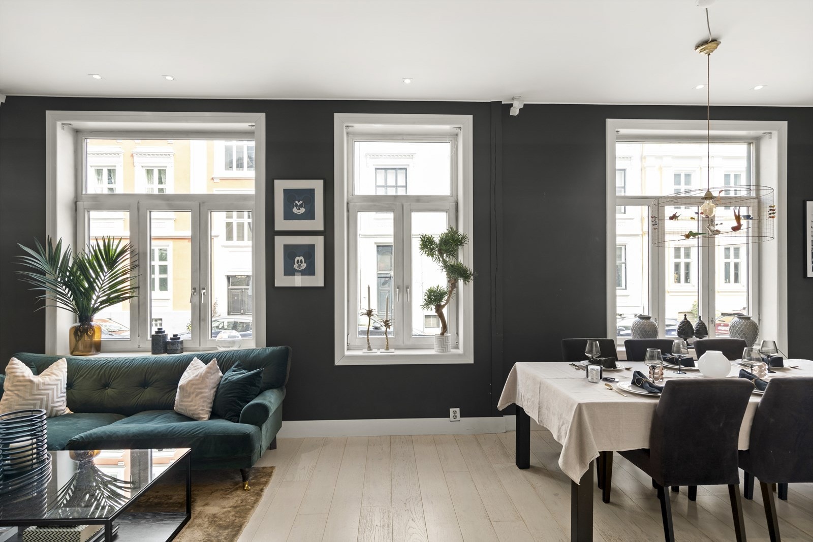 Store klassiske vinduer gir masse lys inn i boligen Galleribilde