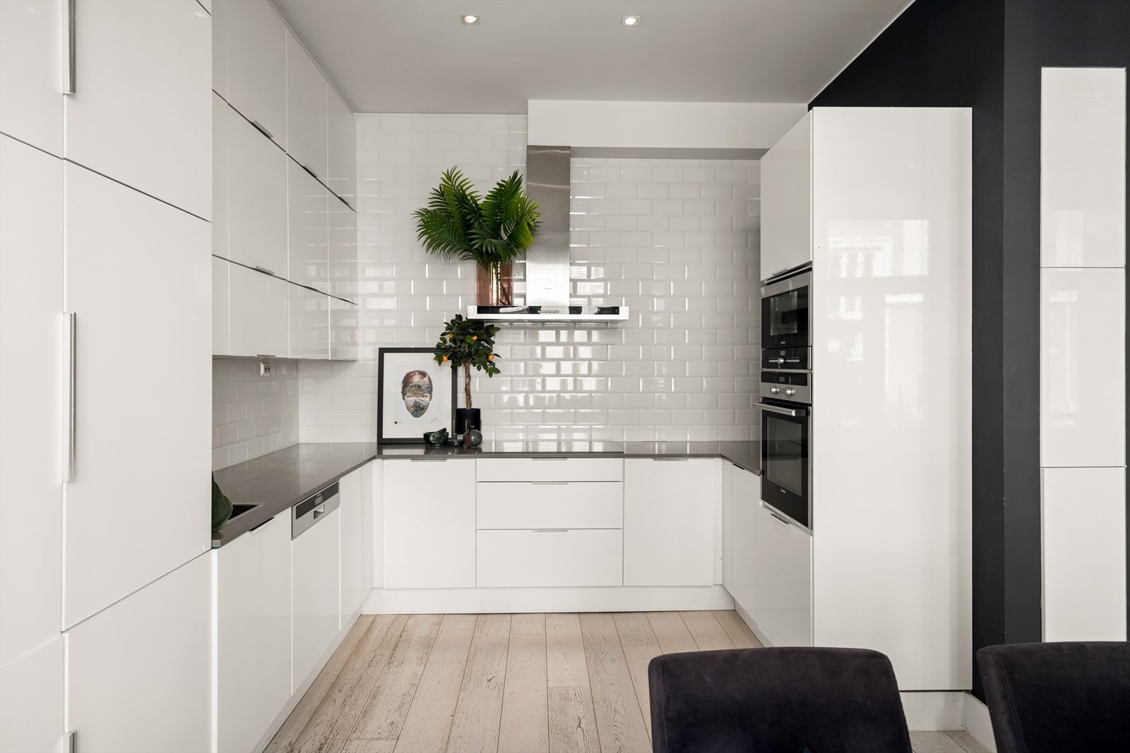 Kjøkken med masse skapplass, integrerte hvitevarer og god takhøyde Galleribilde