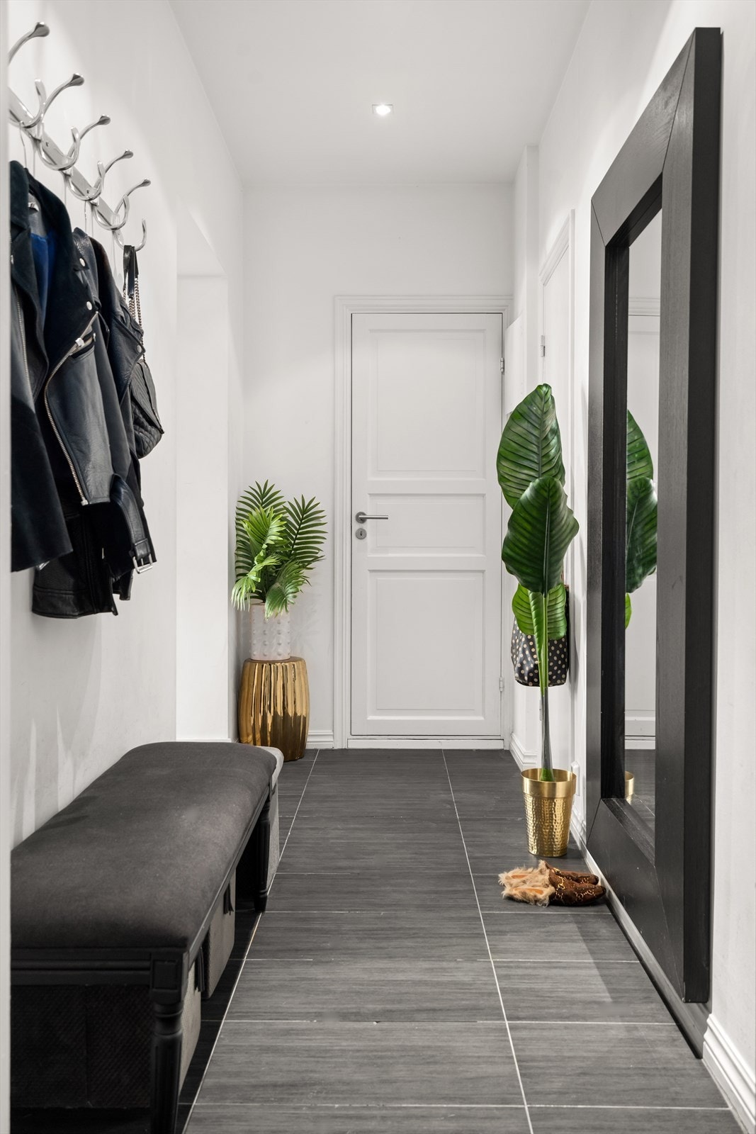 Velkommen inn, god plass til ytterklær og sko Galleribilde