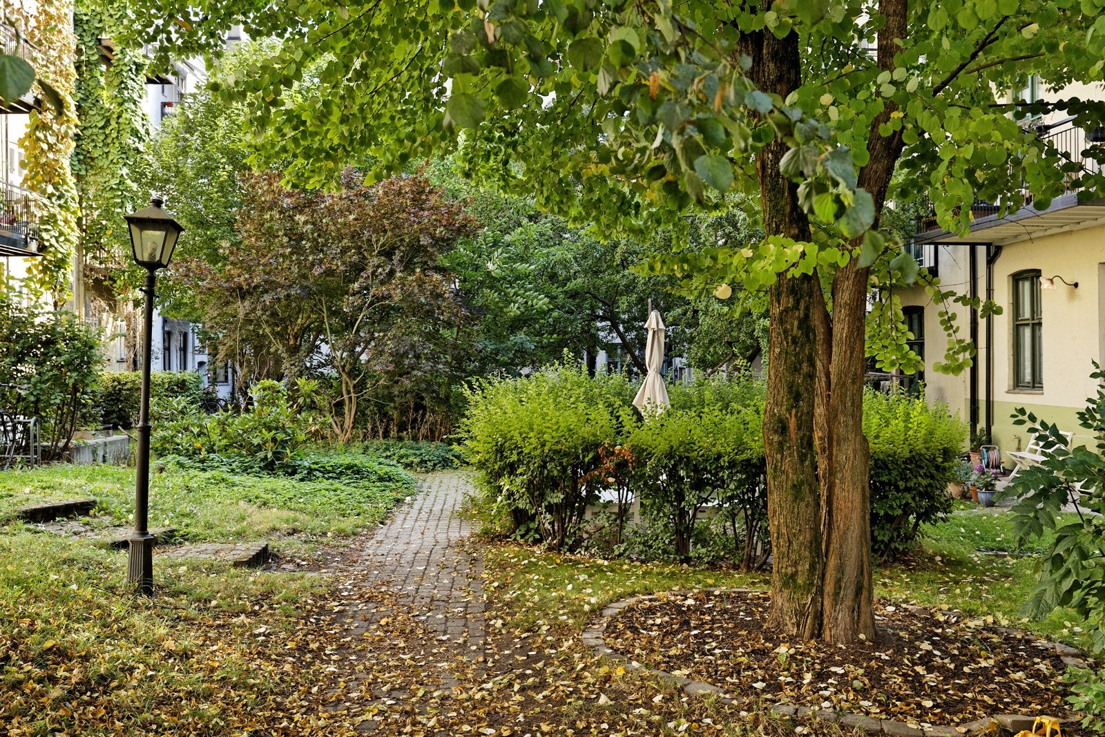 Det er sittegrupper for alle beboerne samt lekeapparater for barn Galleribilde
