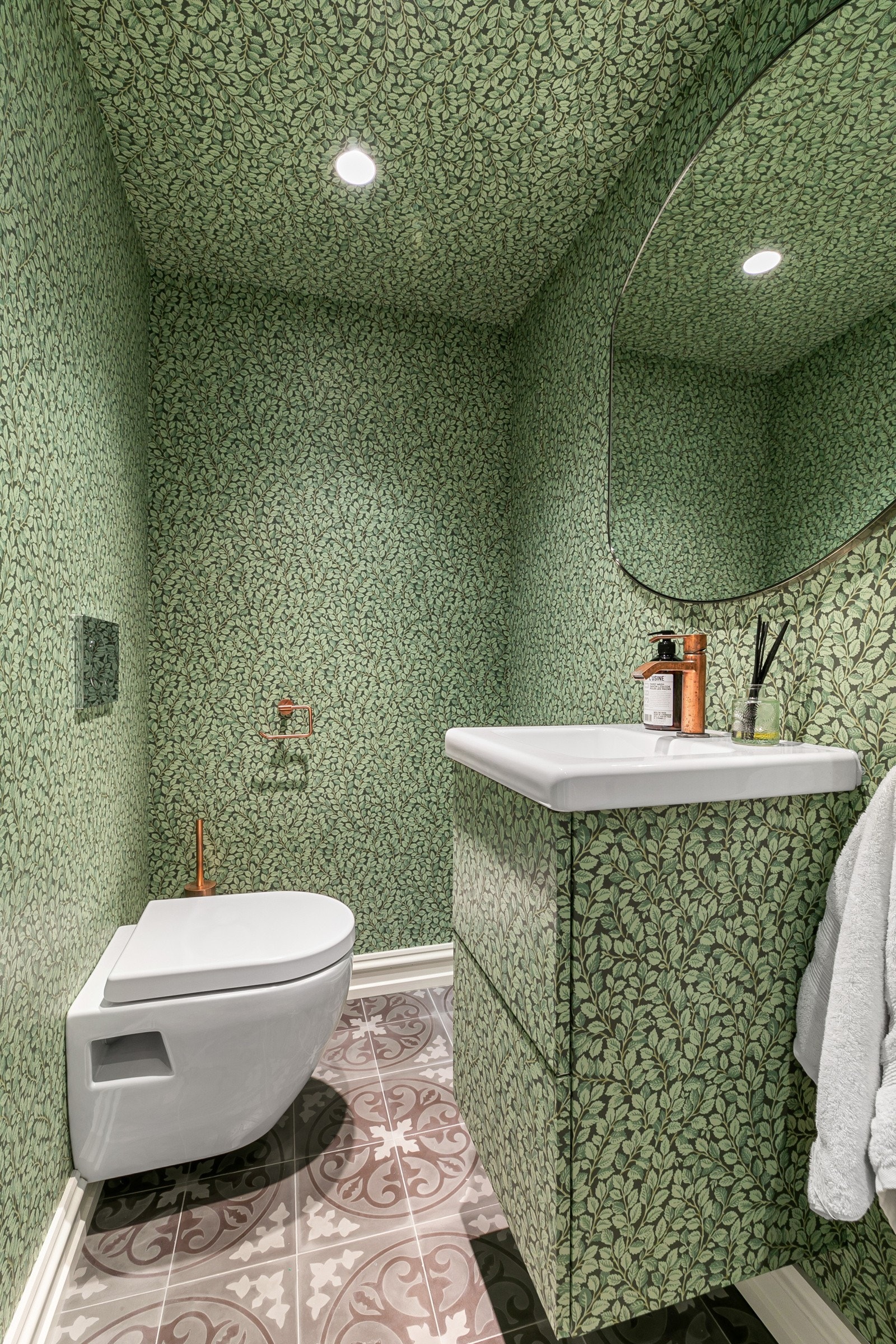 Et ekstra toalettrom med servant - Tapet fra Borås skaper et unikt preg Galleribilde