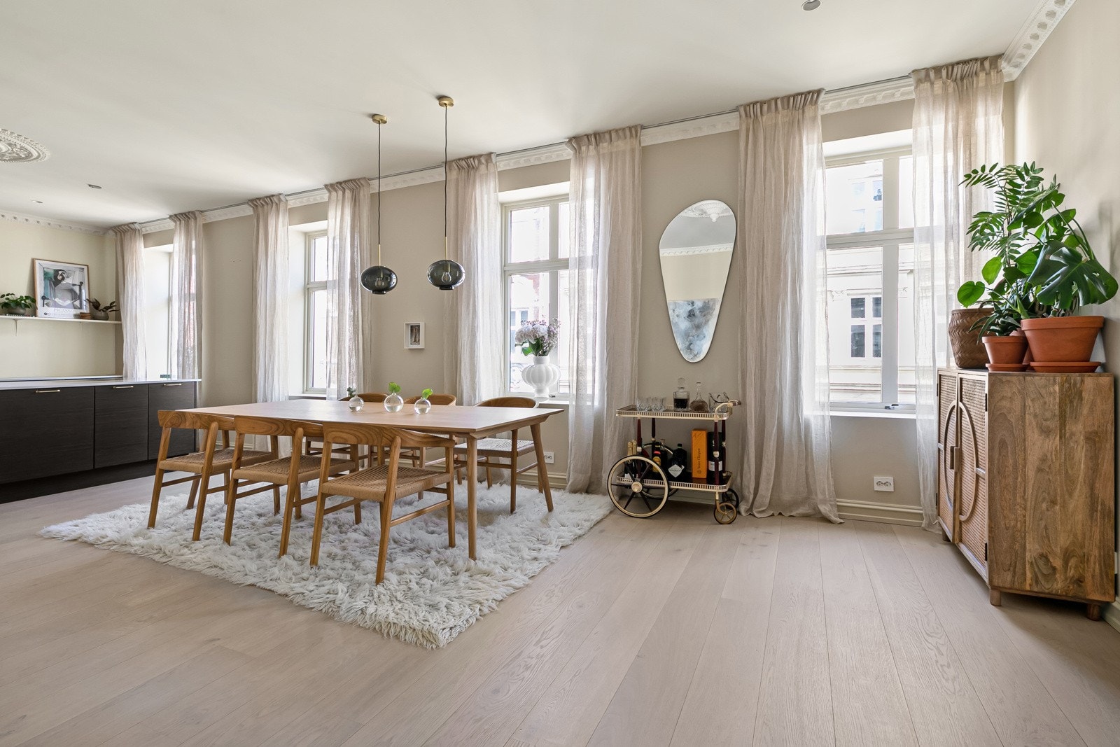 Store vindusflater på rad og rekke slipper inn rikelig med naturlig lys Galleribilde