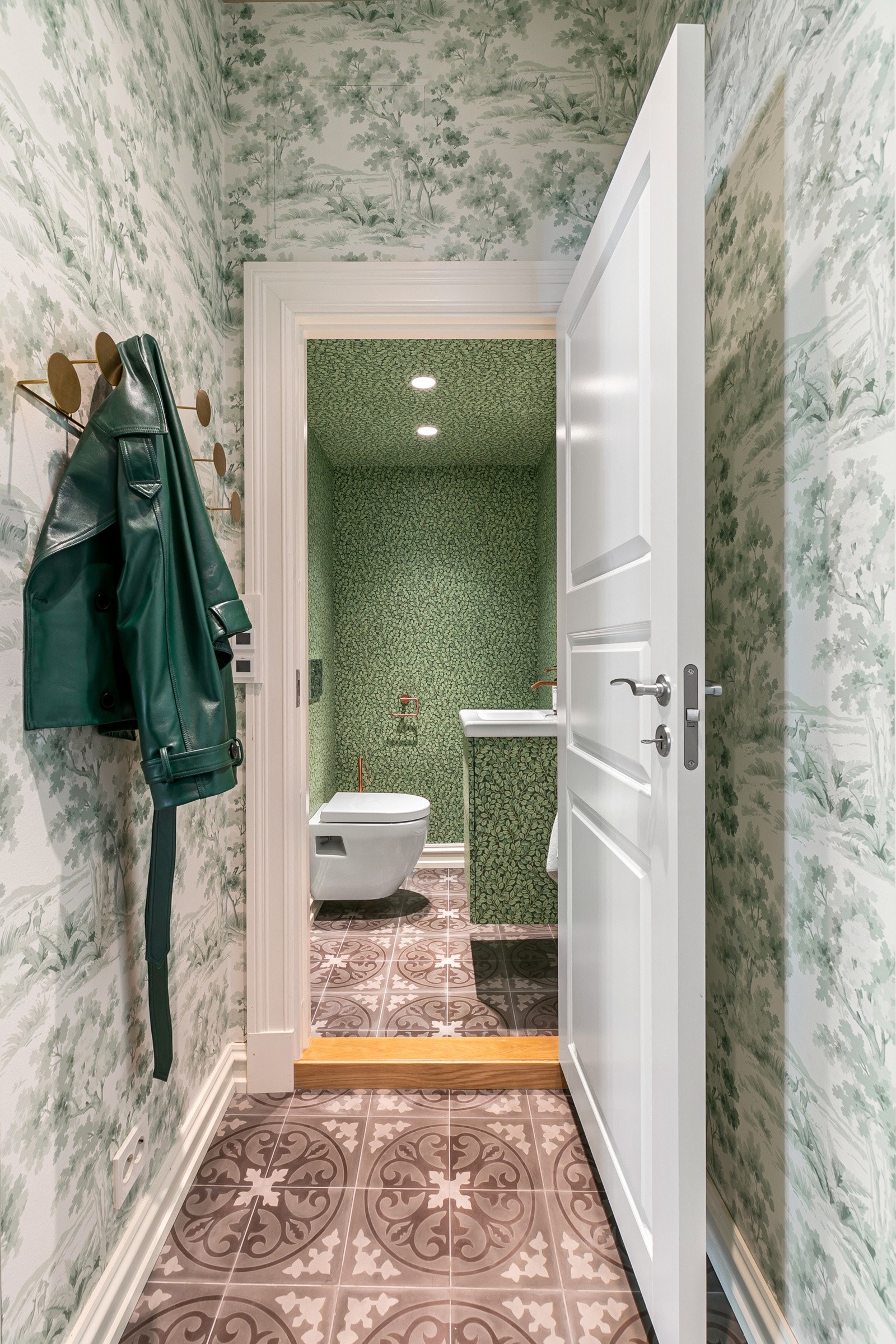 Toalettrommet ligger i dirkete tilknyttning til entréen Galleribilde