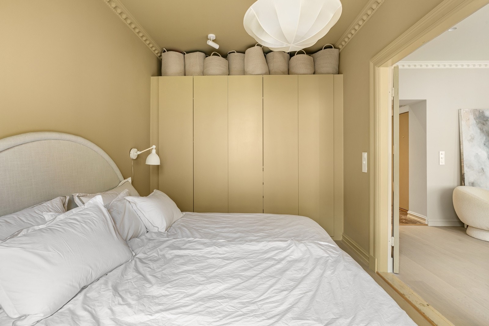 God plass til oppbevaring av klær i plassbygde skap Galleribilde