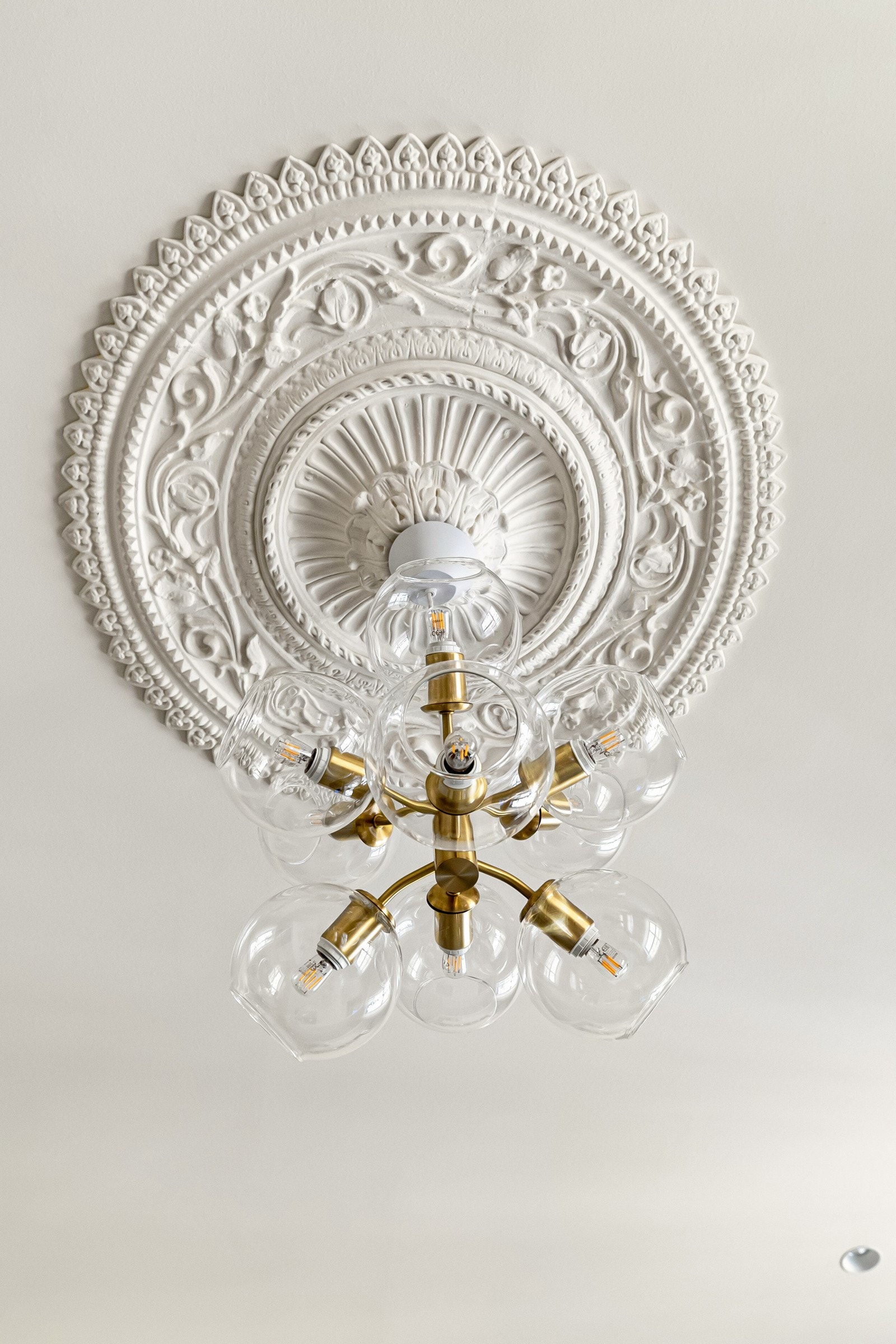 Stukkatur og rosett skaper et originalt preg Galleribilde