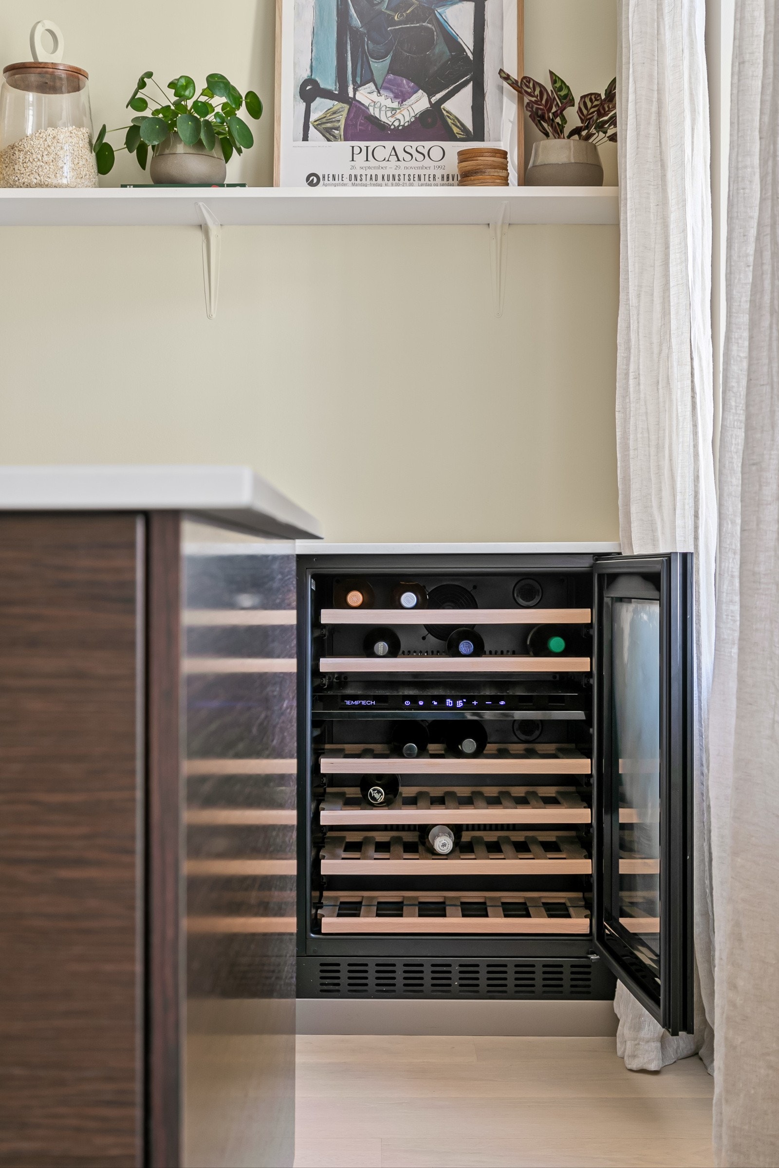 Integrert vinskap til lagring av vin er plassert under kjøkkenbenk Galleribilde