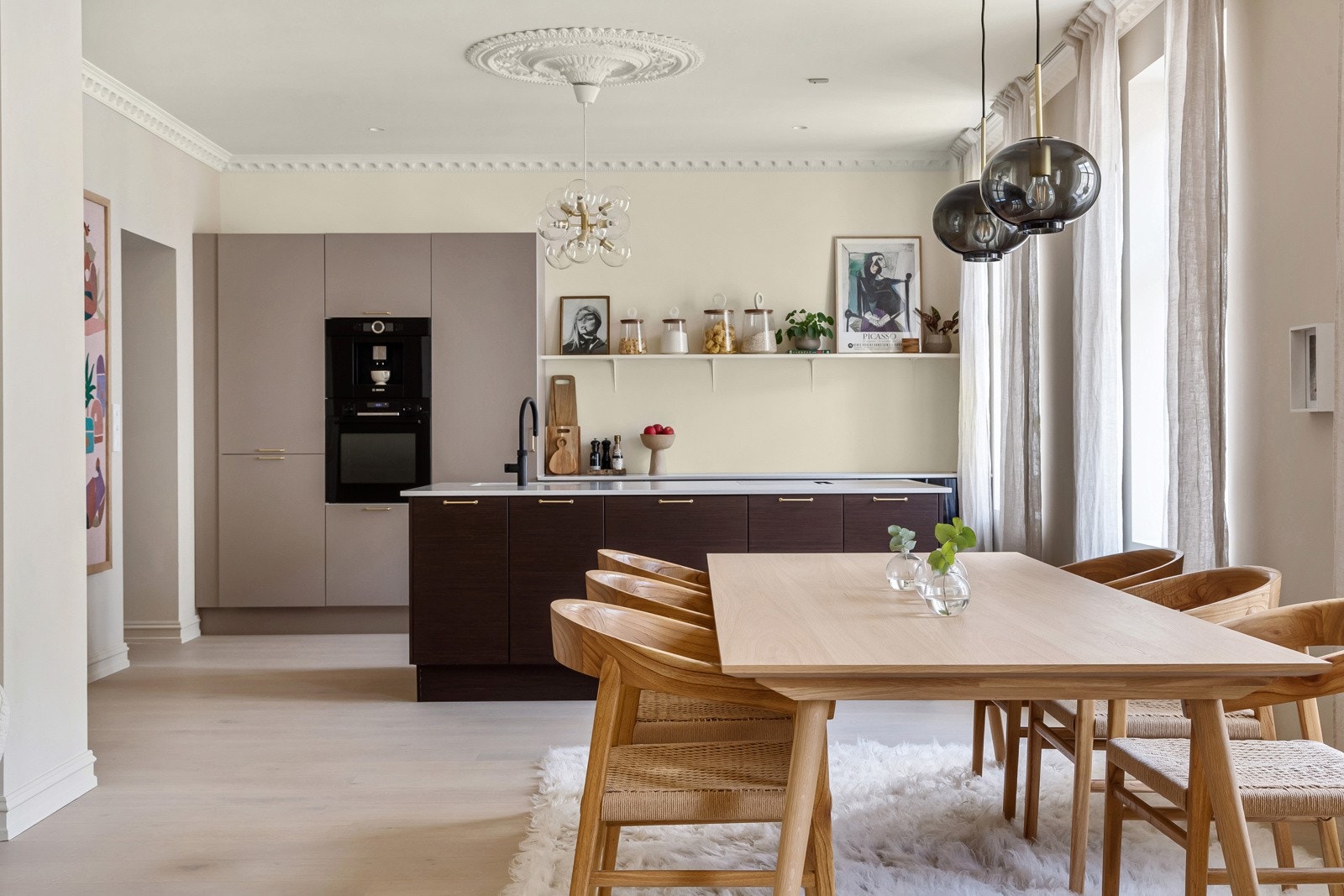 Planløsningen er sosial og har plass til et stort spisebord Galleribilde