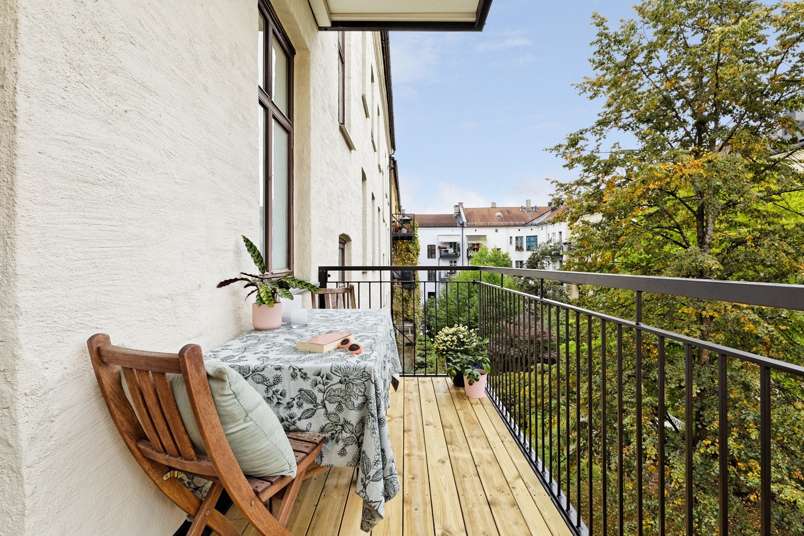 Dette er en svært påkostet, lekker og lys 4-roms selveierleilighet pusset opp i 2021 med høy standard, stor balkong og klassiske detaljer Galleribilde