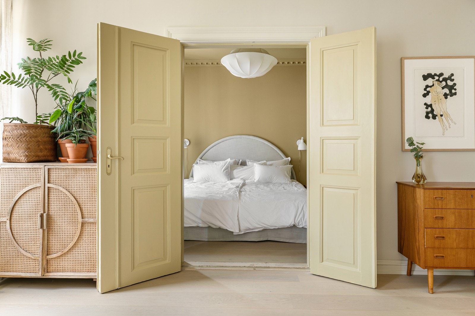 Doble fløydører binder hovedsoverommet sammen med stuen Galleribilde