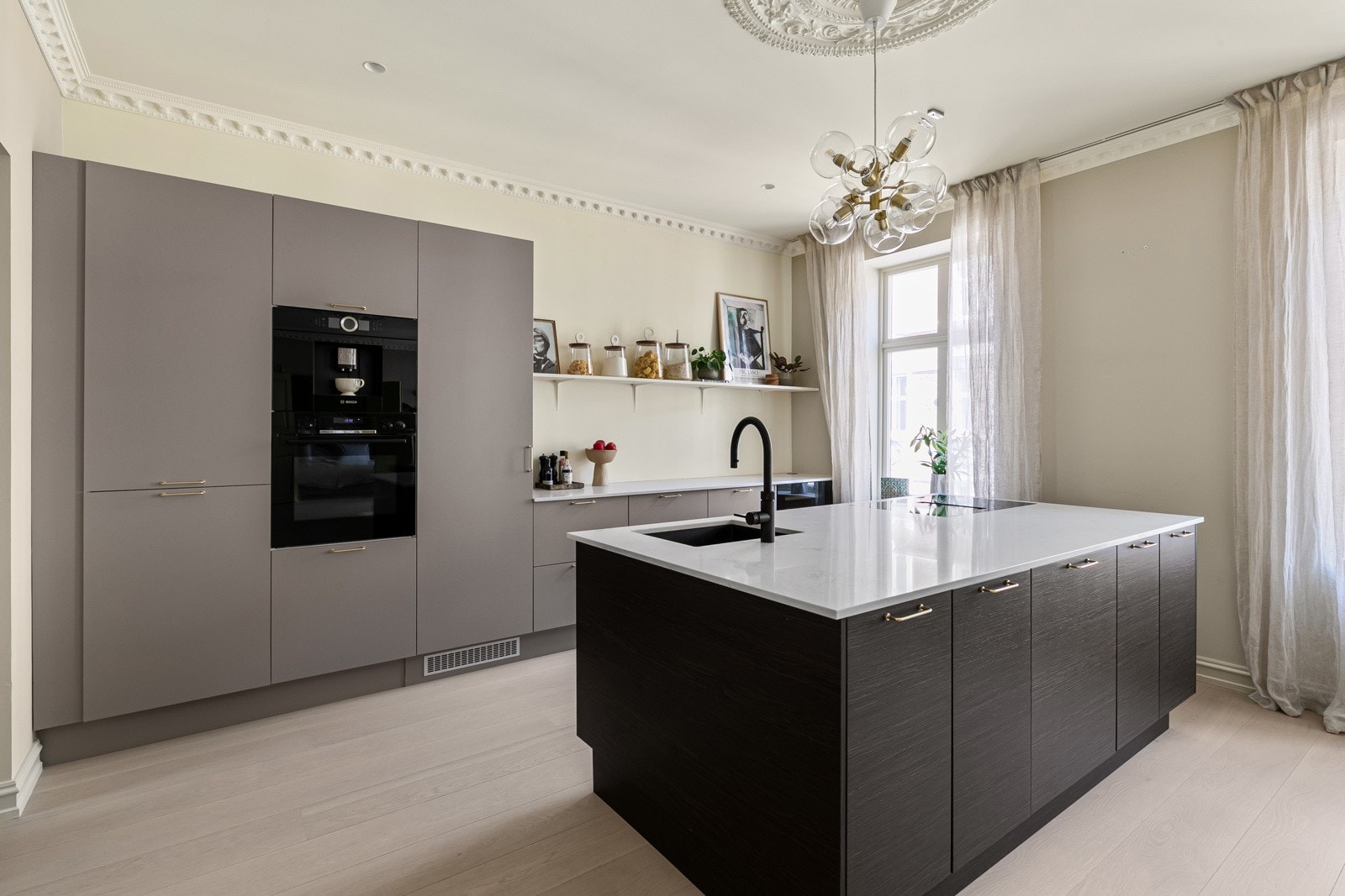 Integrert vinskap, induksjonsplatetopp med innebygd ventilator, kjøl / frys, stekeovn, oppvaskmaskin og kaffemaskin i kjøkkeninnredningen Galleribilde