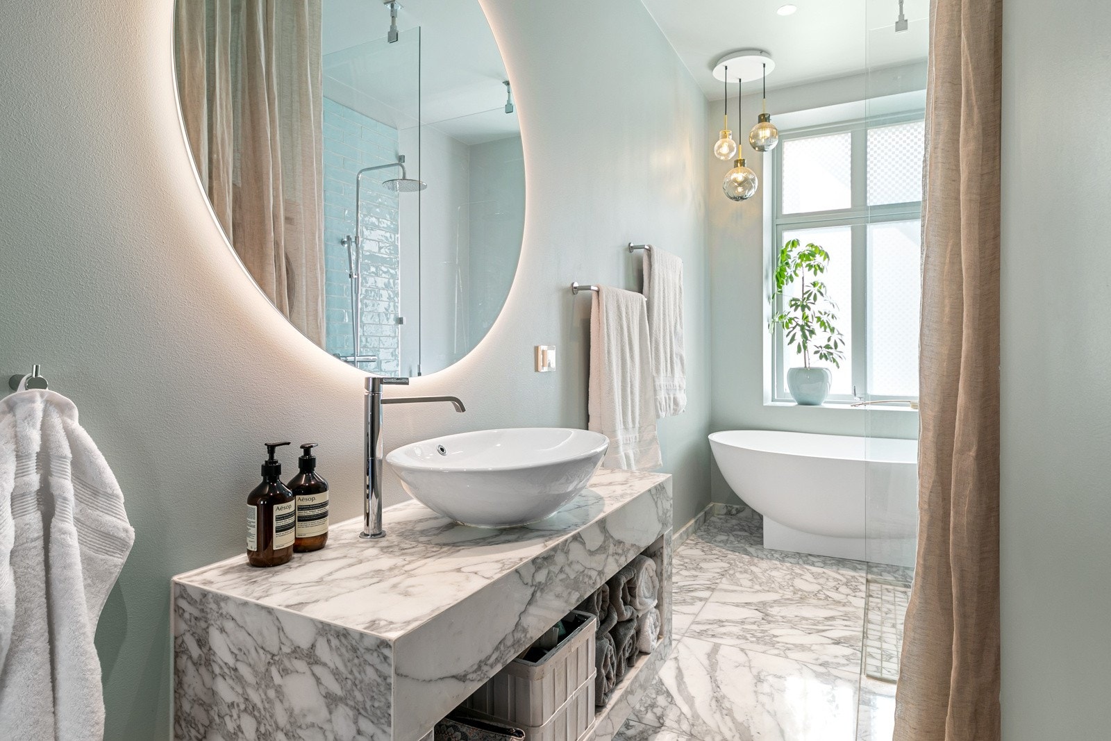 Det er flislagt med gulvvarme med marmorfliser av typen Calacatta Vagli 60*60 fliser Galleribilde